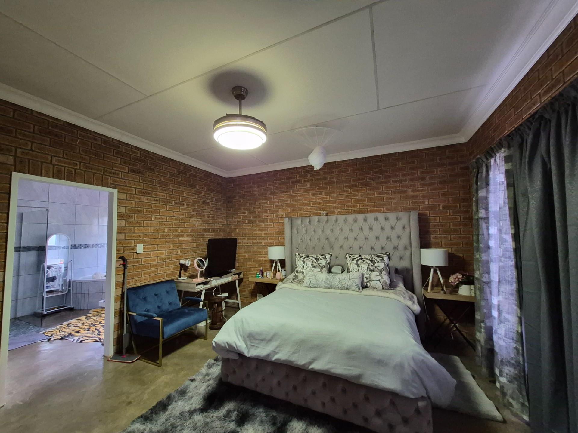 SPACIOUS MODERN BUSHVELD HOME IN KRANSPOORT WILDLIFE GOLF AND SECURITY ESTATE