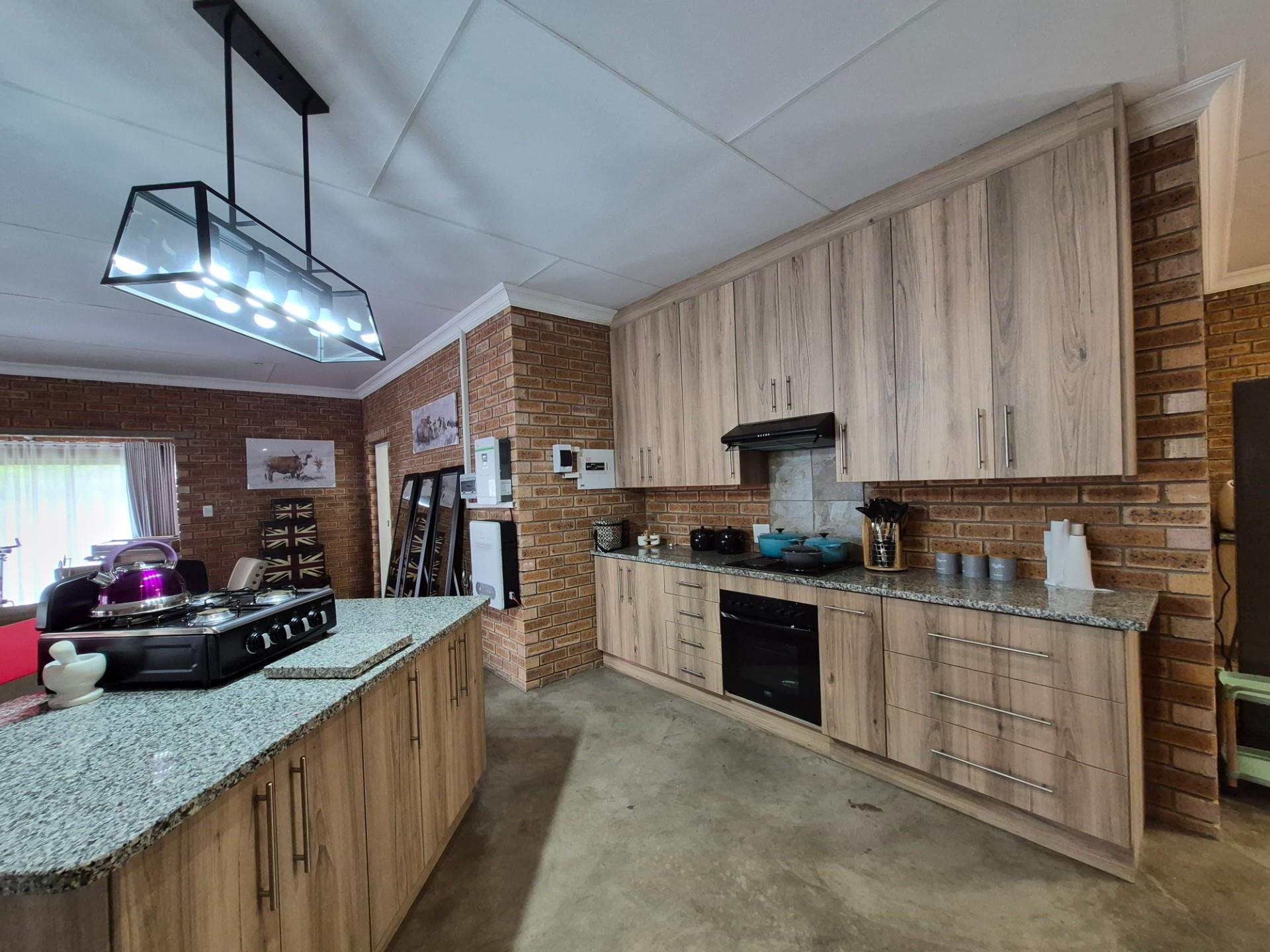 SPACIOUS MODERN BUSHVELD HOME IN KRANSPOORT WILDLIFE GOLF AND SECURITY ESTATE