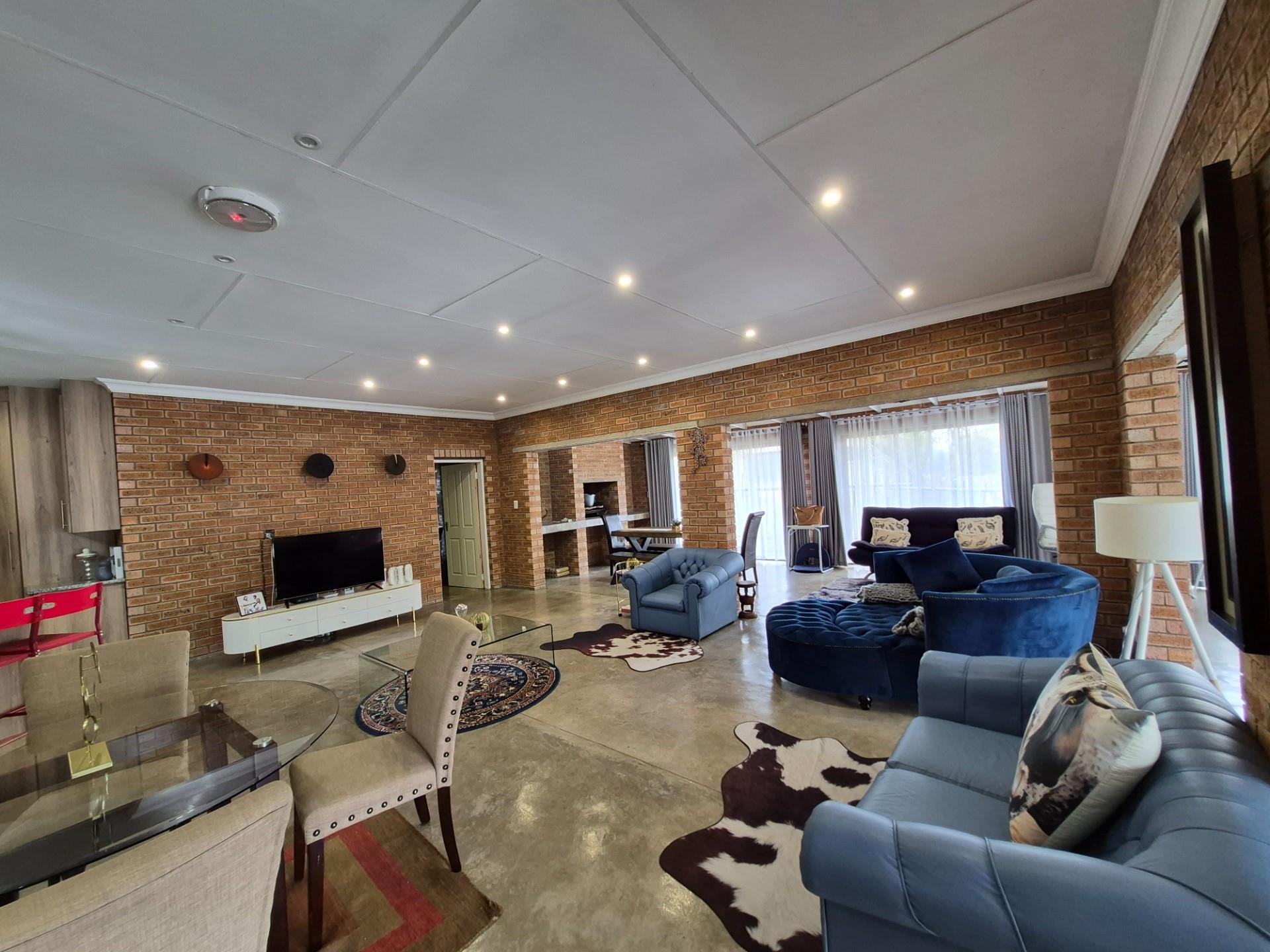 SPACIOUS MODERN BUSHVELD HOME IN KRANSPOORT WILDLIFE GOLF AND SECURITY ESTATE