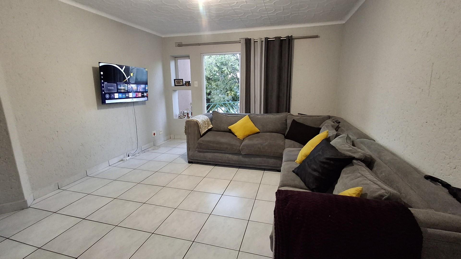 Spacious 3 Bedroom Townhouse with Private Garden