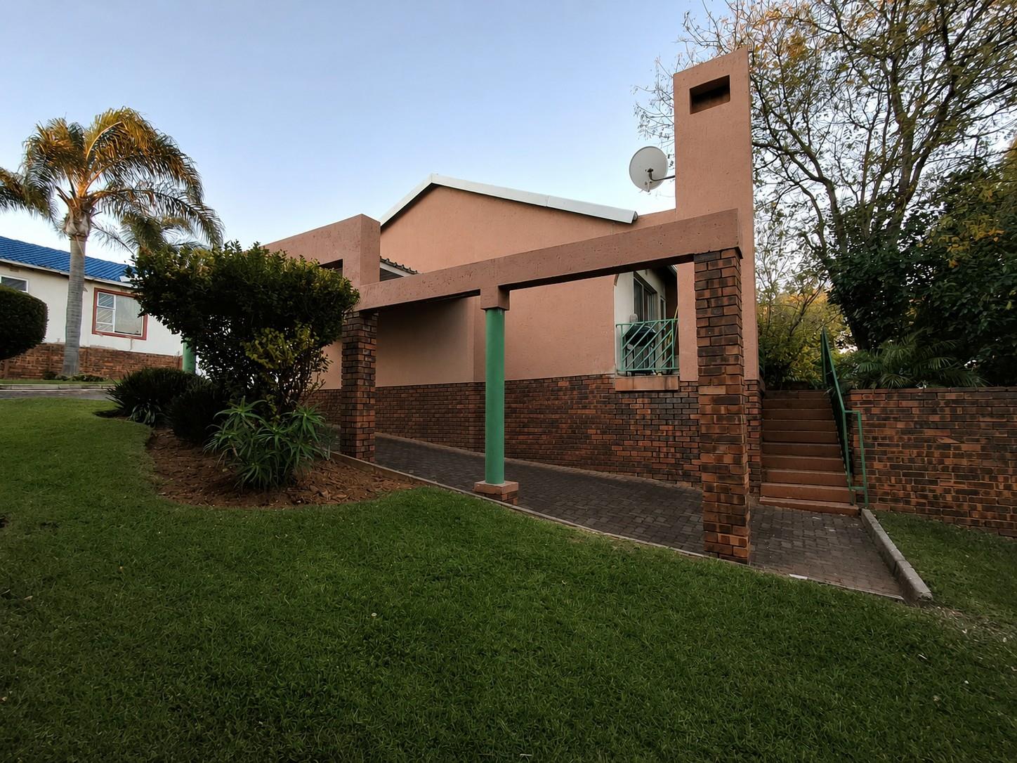 Spacious 3 Bedroom Townhouse with Private Garden