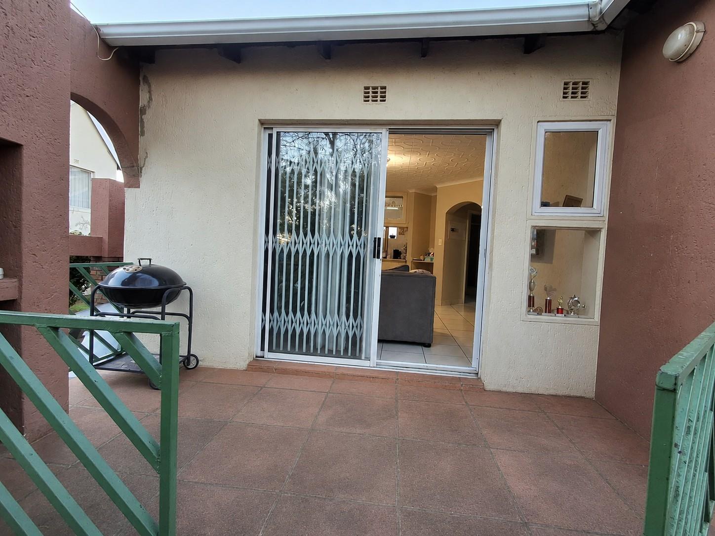 Spacious 3 Bedroom Townhouse with Private Garden