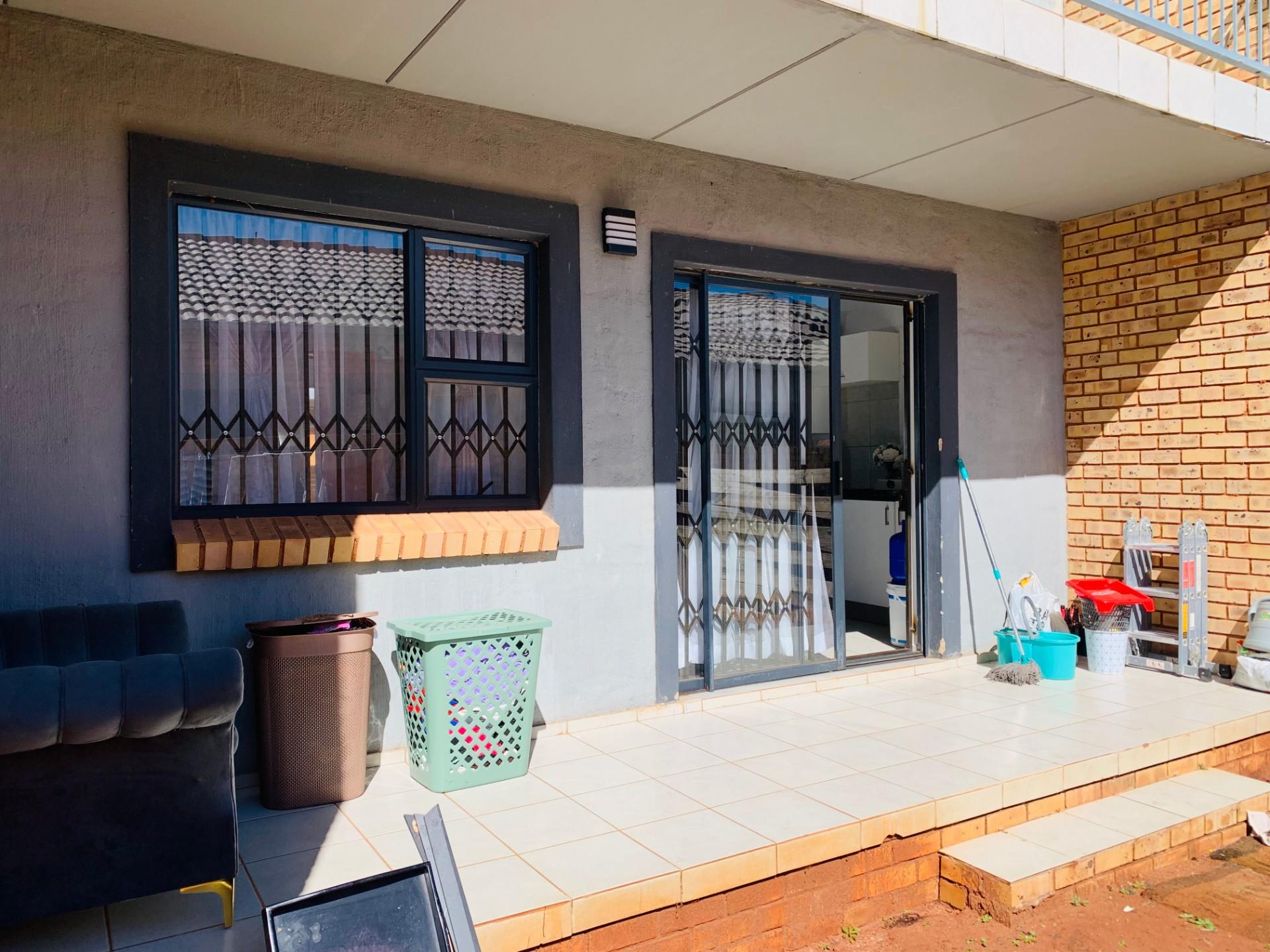 3 Bedroom, 2 Bathroom Apartment For Sale in Clarina, Akasia