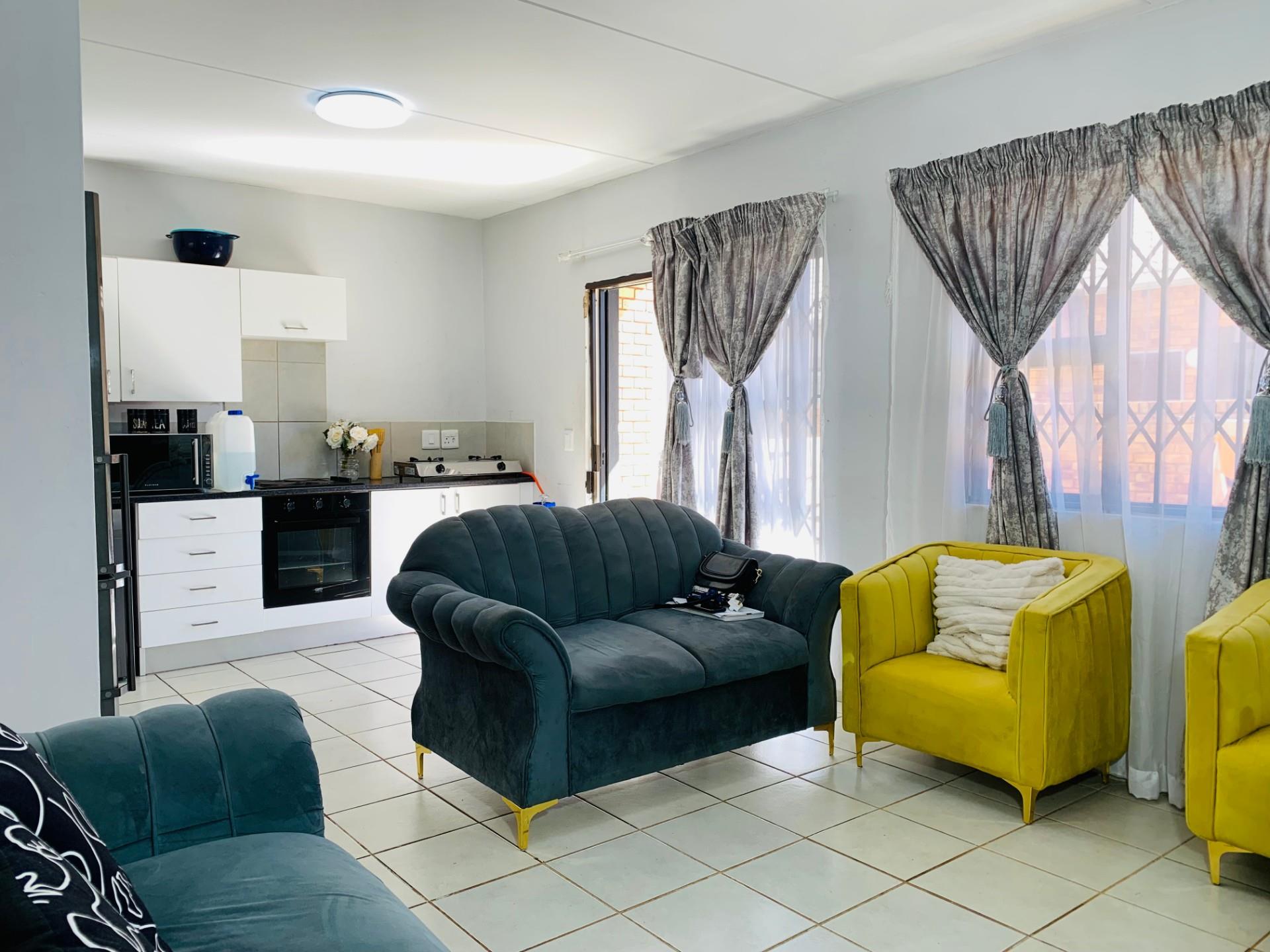 3 Bedroom, 2 Bathroom Apartment For Sale in Clarina, Akasia