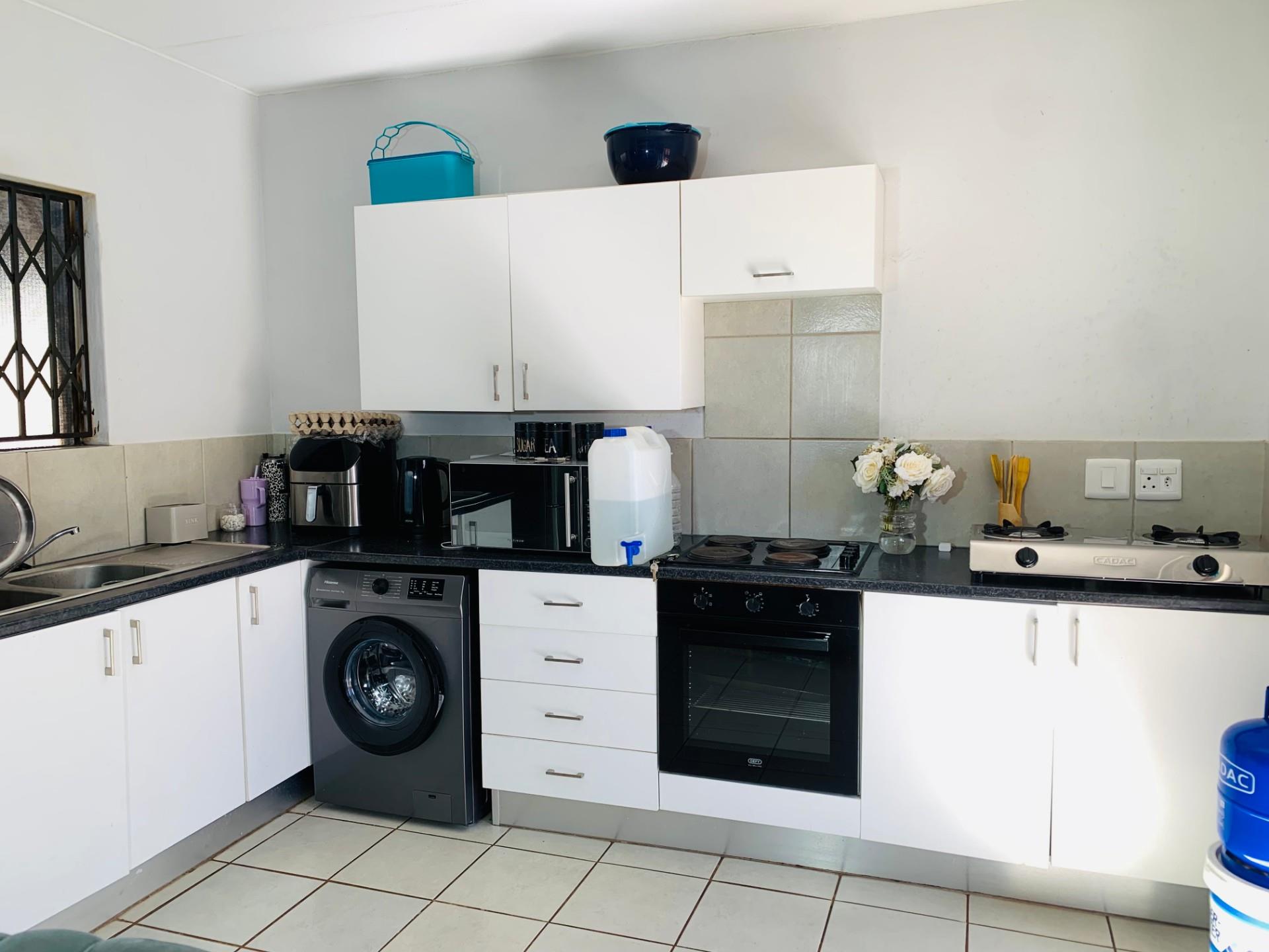 3 Bedroom, 2 Bathroom Apartment For Sale in Clarina, Akasia