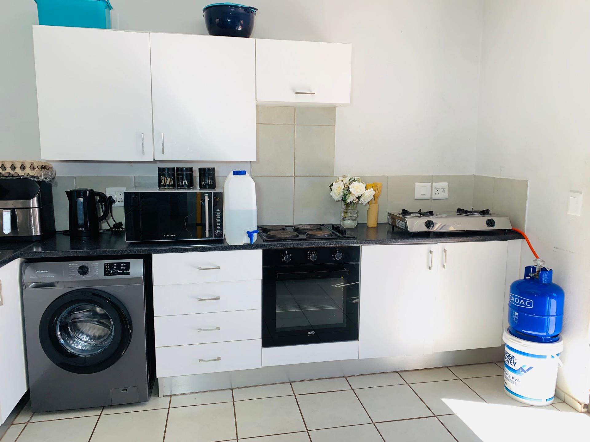 3 Bedroom, 2 Bathroom Apartment For Sale in Clarina, Akasia