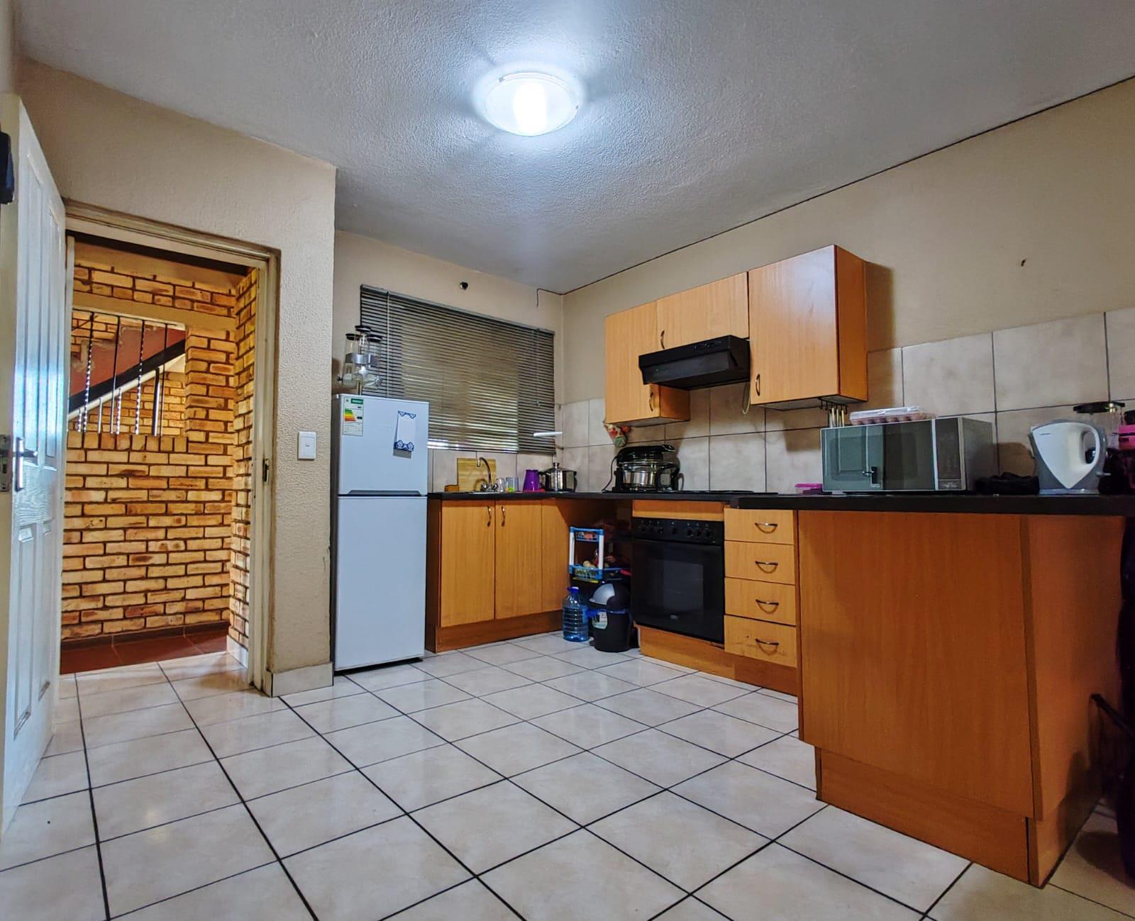 2 Bedroom Apartment For Sale in Wilro Park, Roodepoort