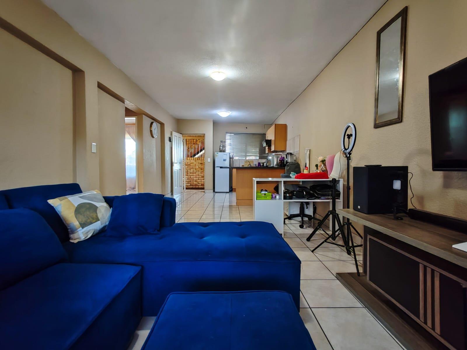 2 Bedroom Apartment For Sale in Wilro Park, Roodepoort
