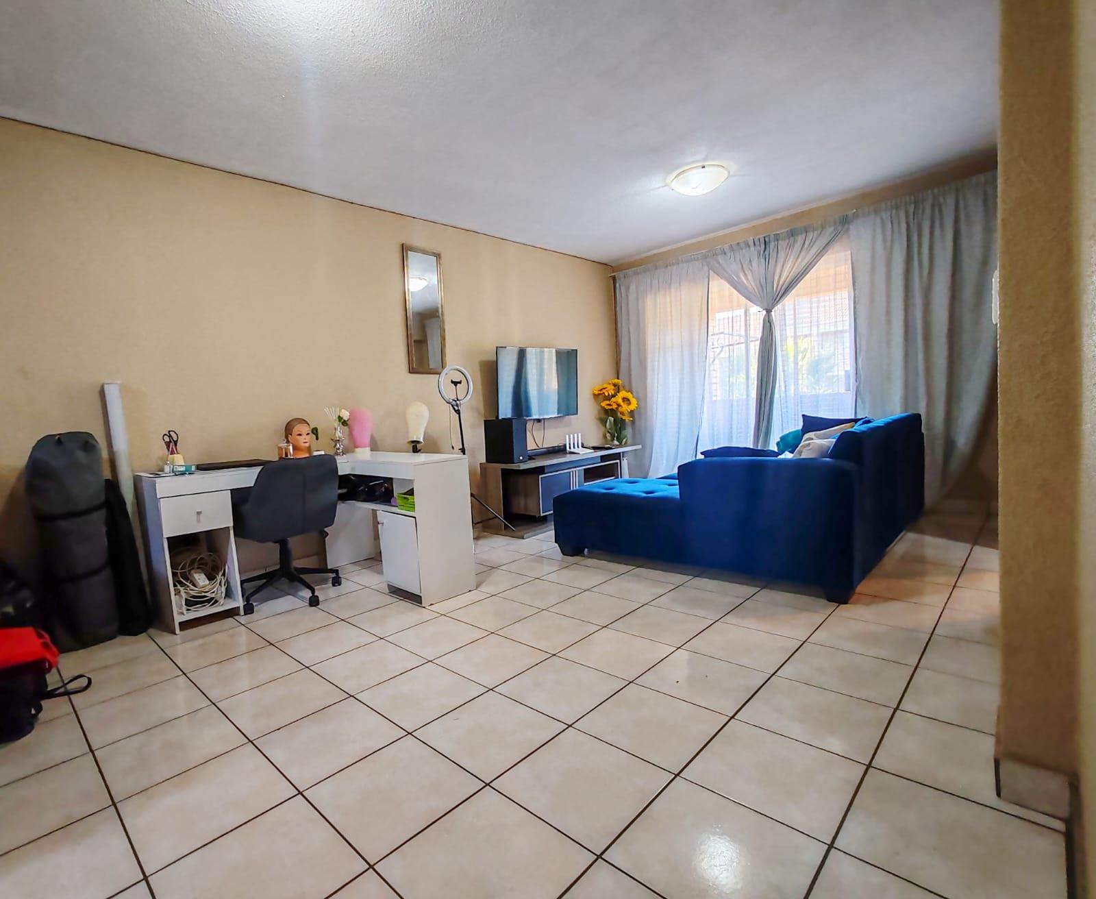 2 Bedroom Apartment For Sale in Wilro Park, Roodepoort