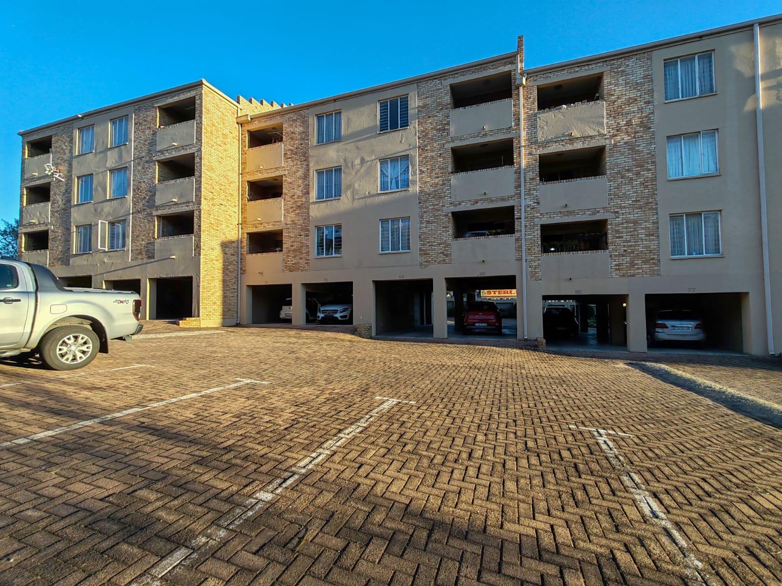 2 Bedroom Apartment For Sale in Wilro Park, Roodepoort