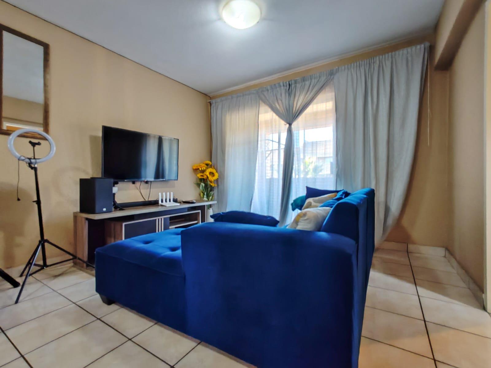 2 Bedroom Apartment For Sale in Wilro Park, Roodepoort