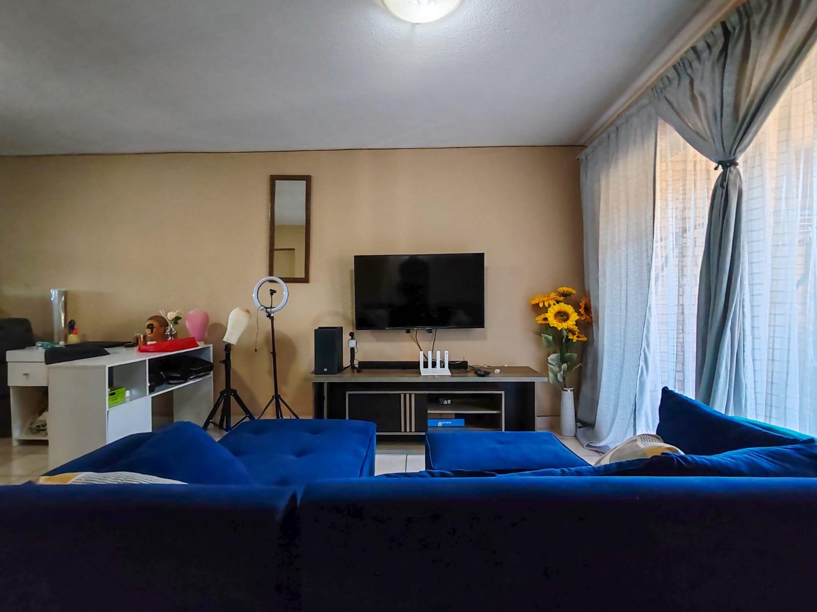 2 Bedroom Apartment For Sale in Wilro Park, Roodepoort
