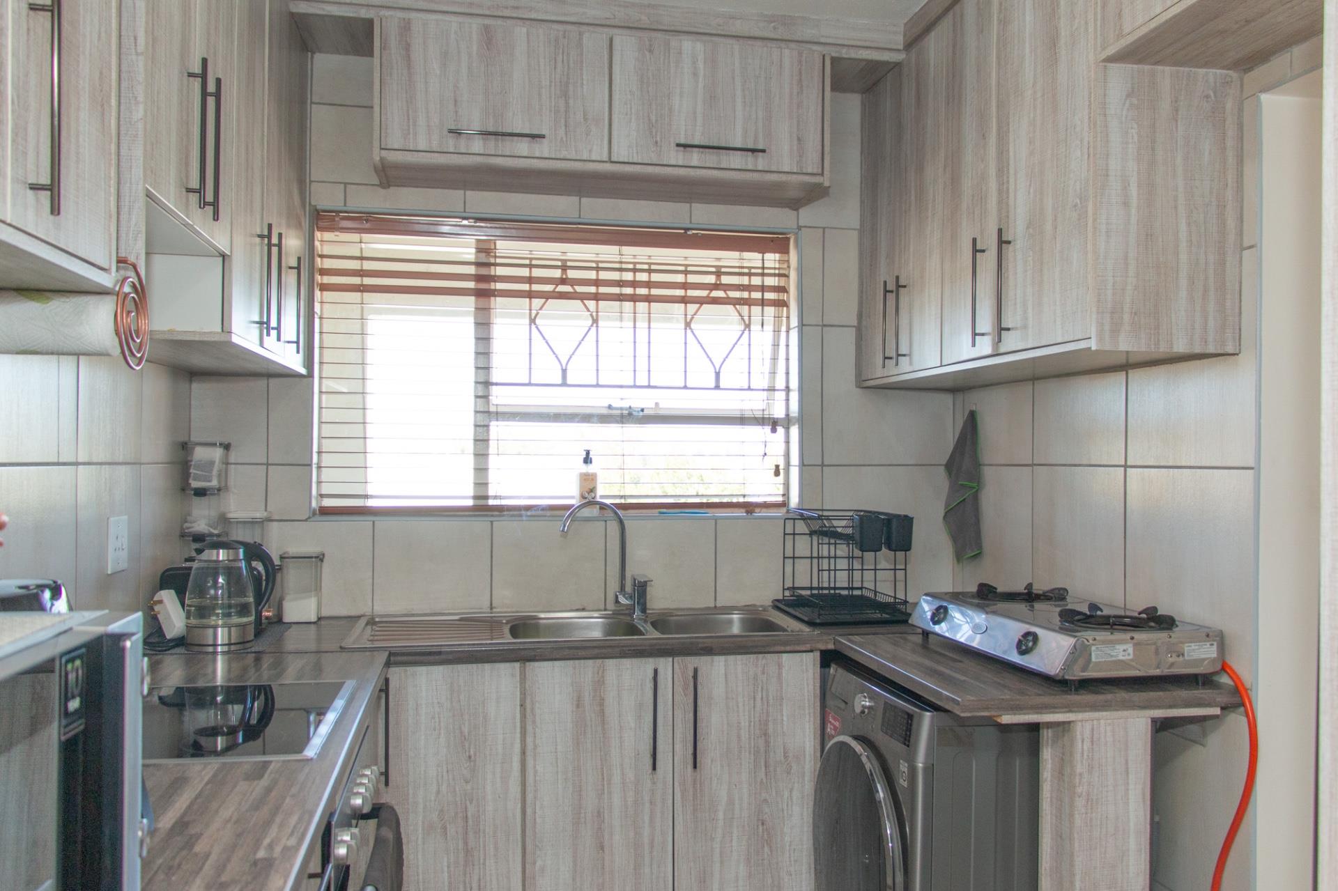 Stylish Gem in Vorna Valley, Minutes from Mall of Africa