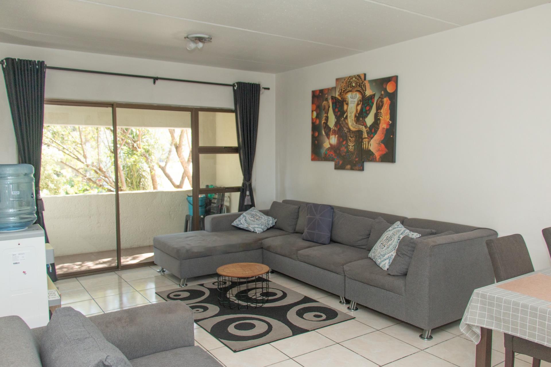Stylish Gem in Vorna Valley, Minutes from Mall of Africa