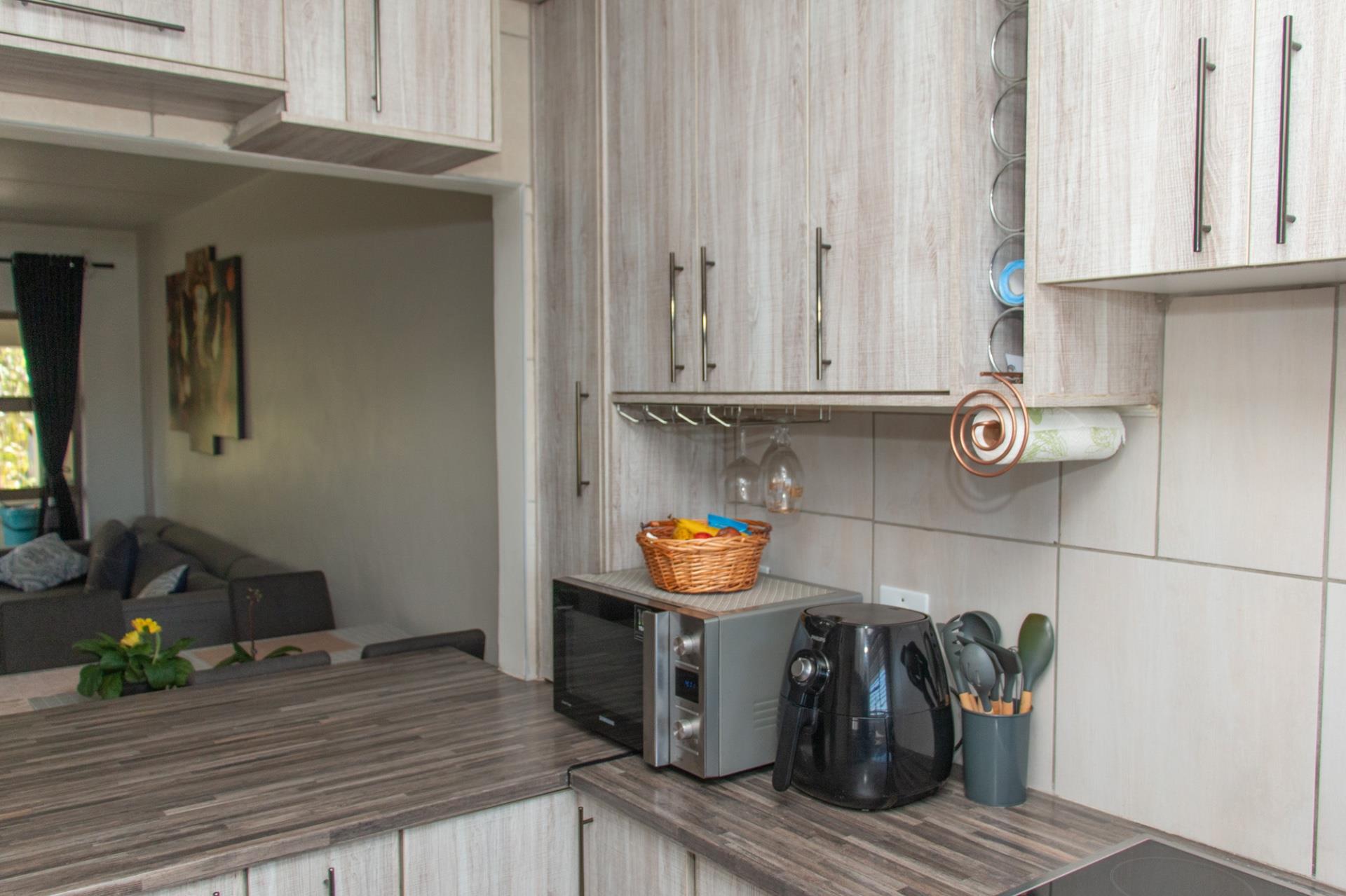 Stylish Gem in Vorna Valley, Minutes from Mall of Africa