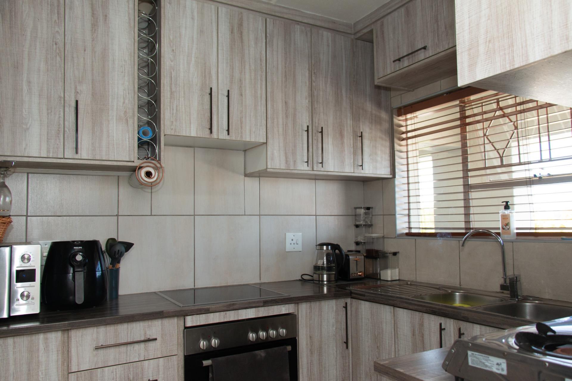 Stylish Gem in Vorna Valley, Minutes from Mall of Africa