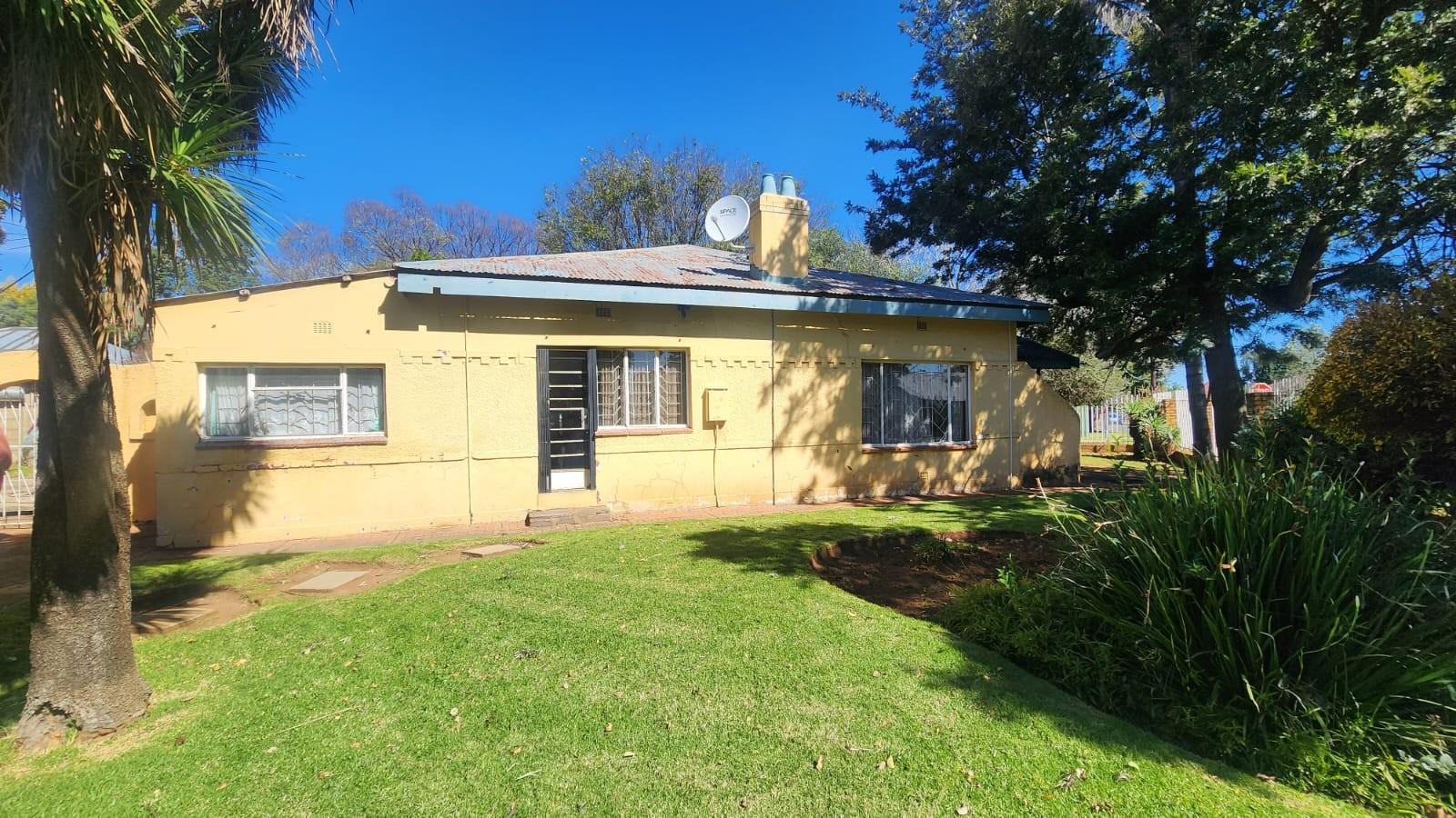 Charming 3 Bedroom Family Home with Pool and Spacious Yard