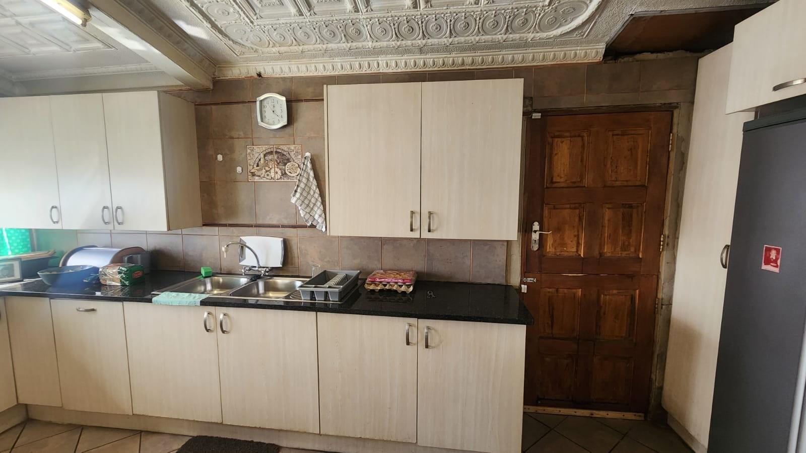 Charming 3 Bedroom Family Home with Pool and Spacious Yard
