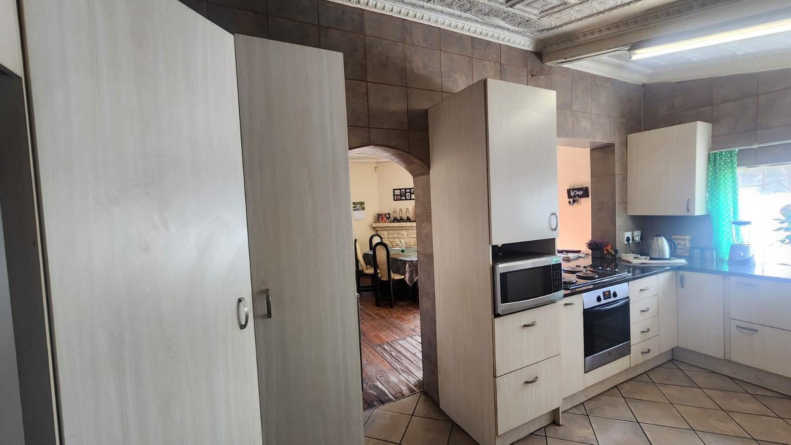 Charming 3 Bedroom Family Home with Pool and Spacious Yard