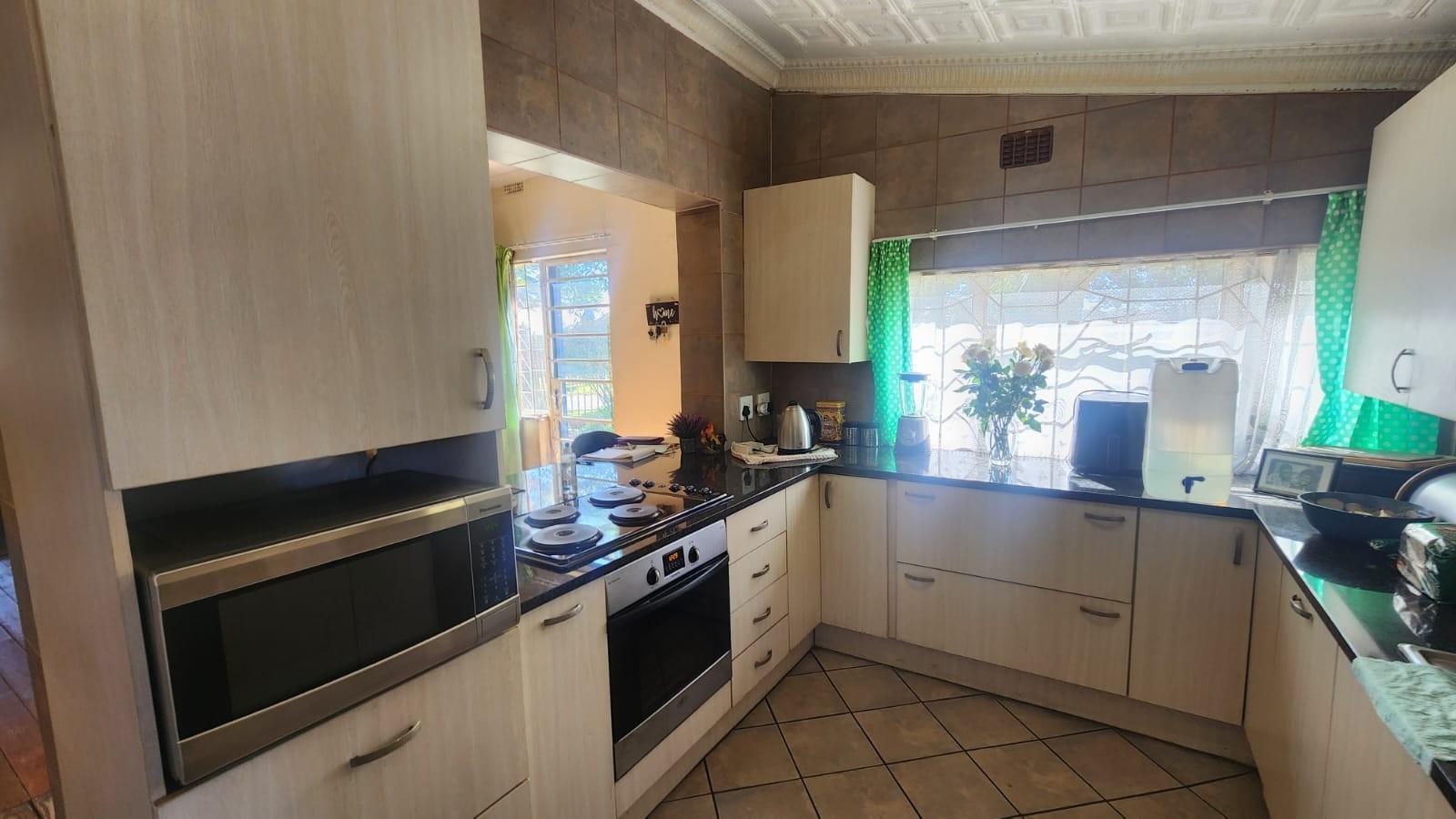 Charming 3 Bedroom Family Home with Pool and Spacious Yard