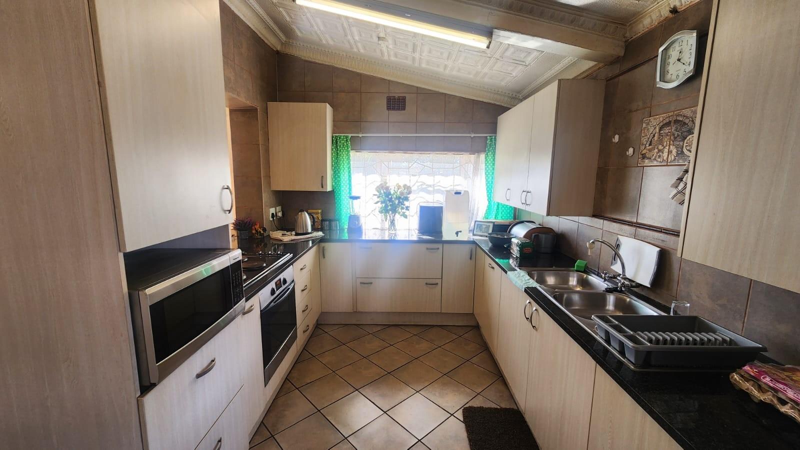 Charming 3 Bedroom Family Home with Pool and Spacious Yard