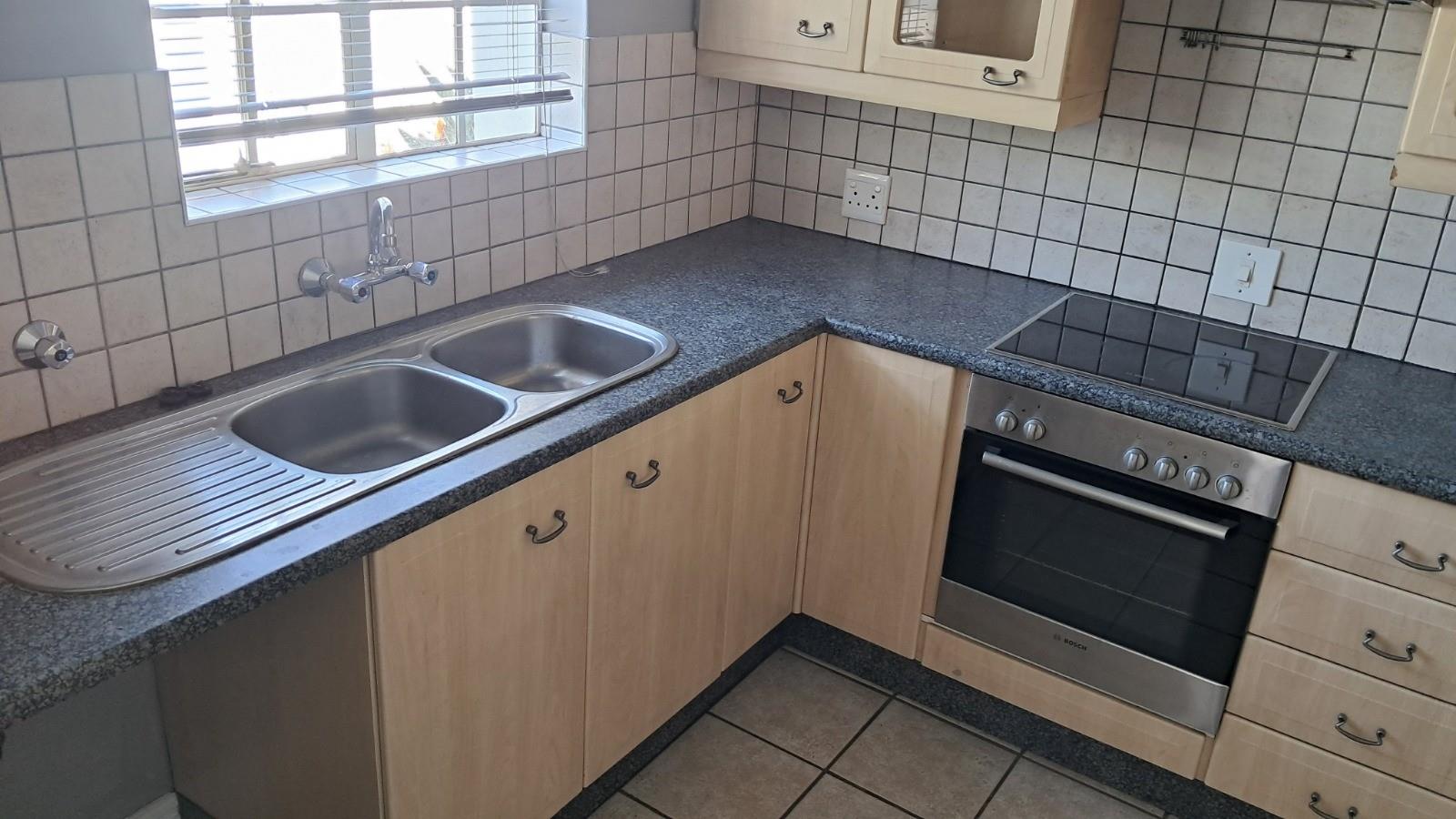 2 Bedroom Townhouse For Sale in Die Hoewes, Centurion