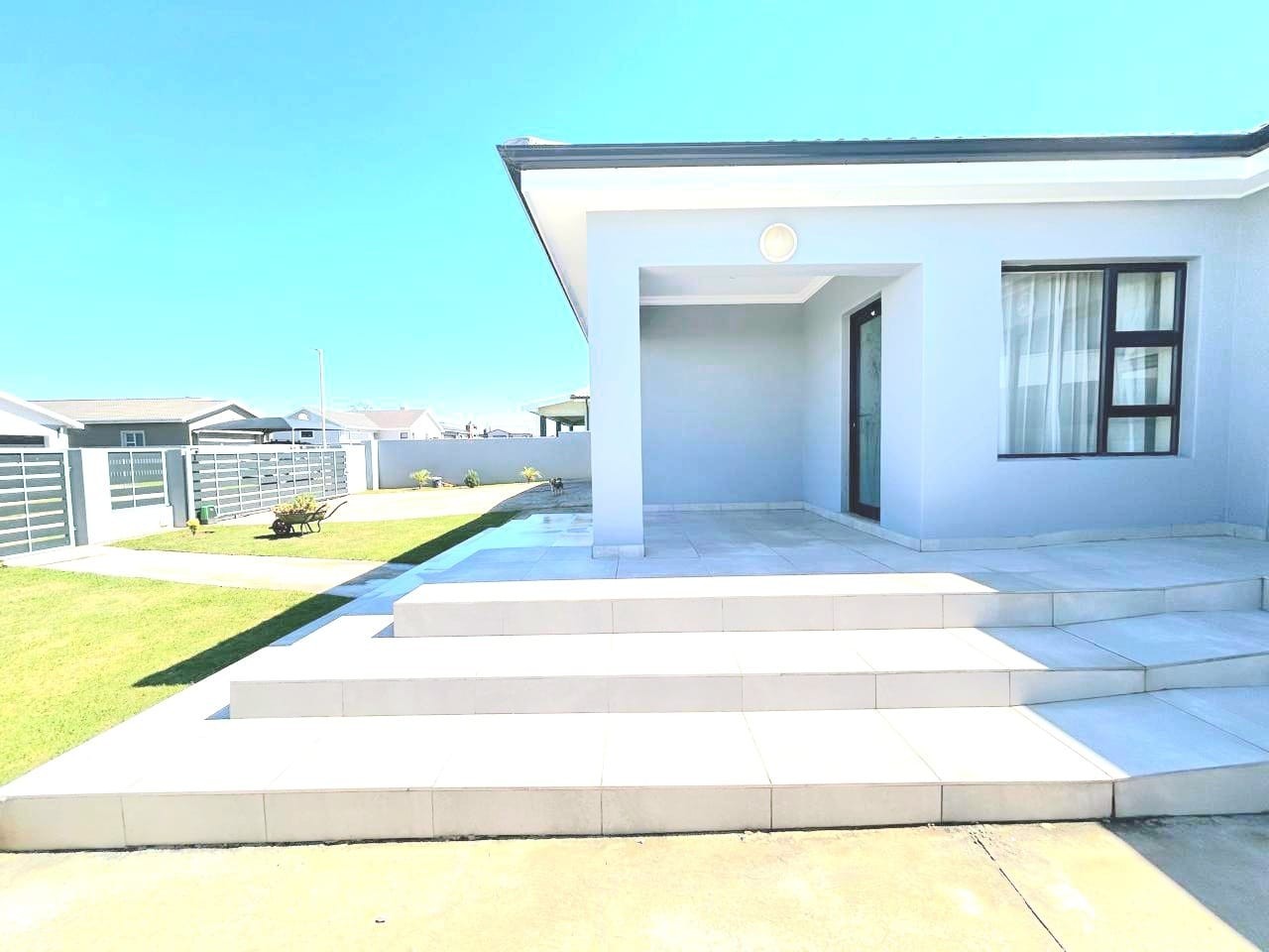 Shared Mandate: Elegant, Move-In Ready Family Home in Popular Fountains Estate, Jeffreys Bay