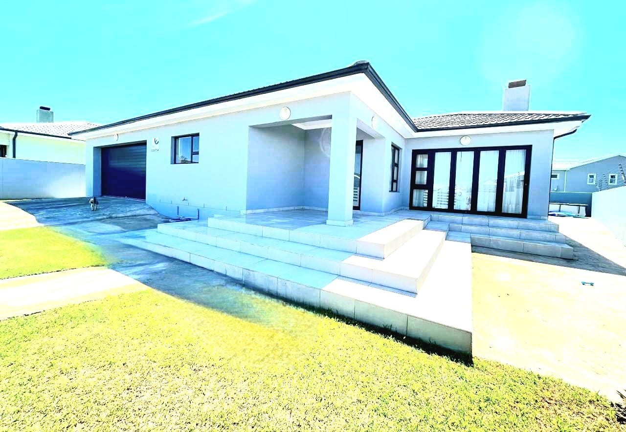 Shared Mandate: Elegant, Move-In Ready Family Home in Popular Fountains Estate, Jeffreys Bay