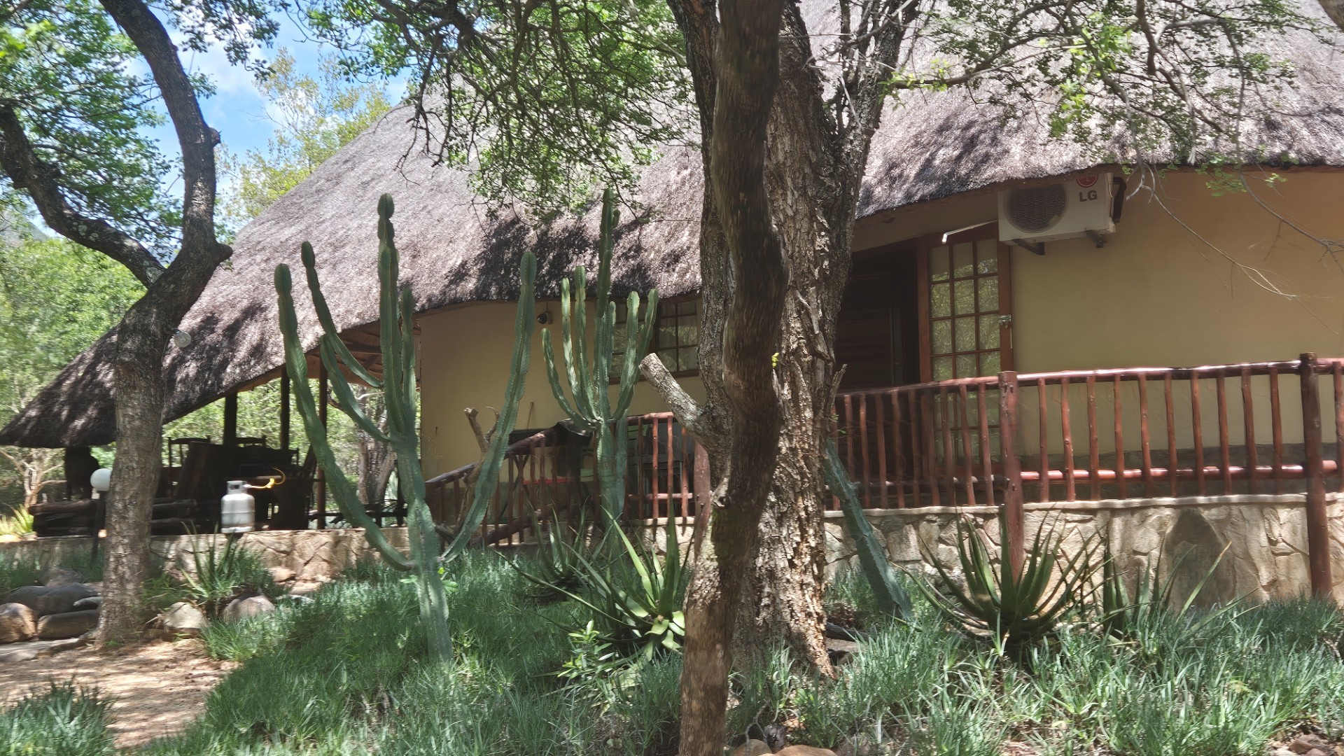 House, built on a 1 hectare plot, For Sale in Canyon Game Reserve, Hoedspruit
