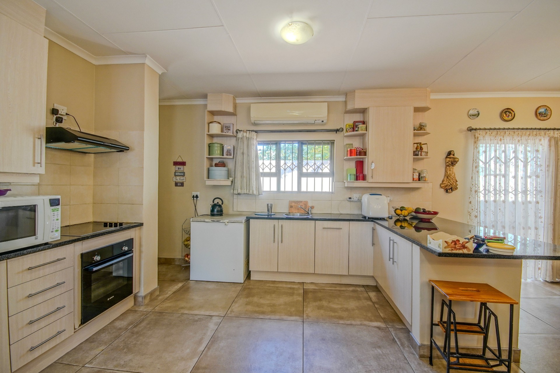 SPACIOUS AND ATTRACTIVE 3-BEDROOM FAMILY HOME!
