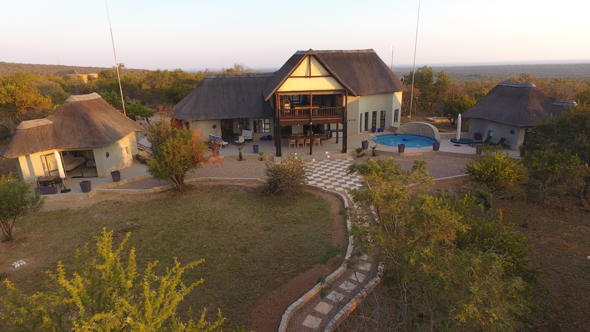Mabalingwe - Cyferfontein - Four bedroom lodge - Furniture and Game viewer included