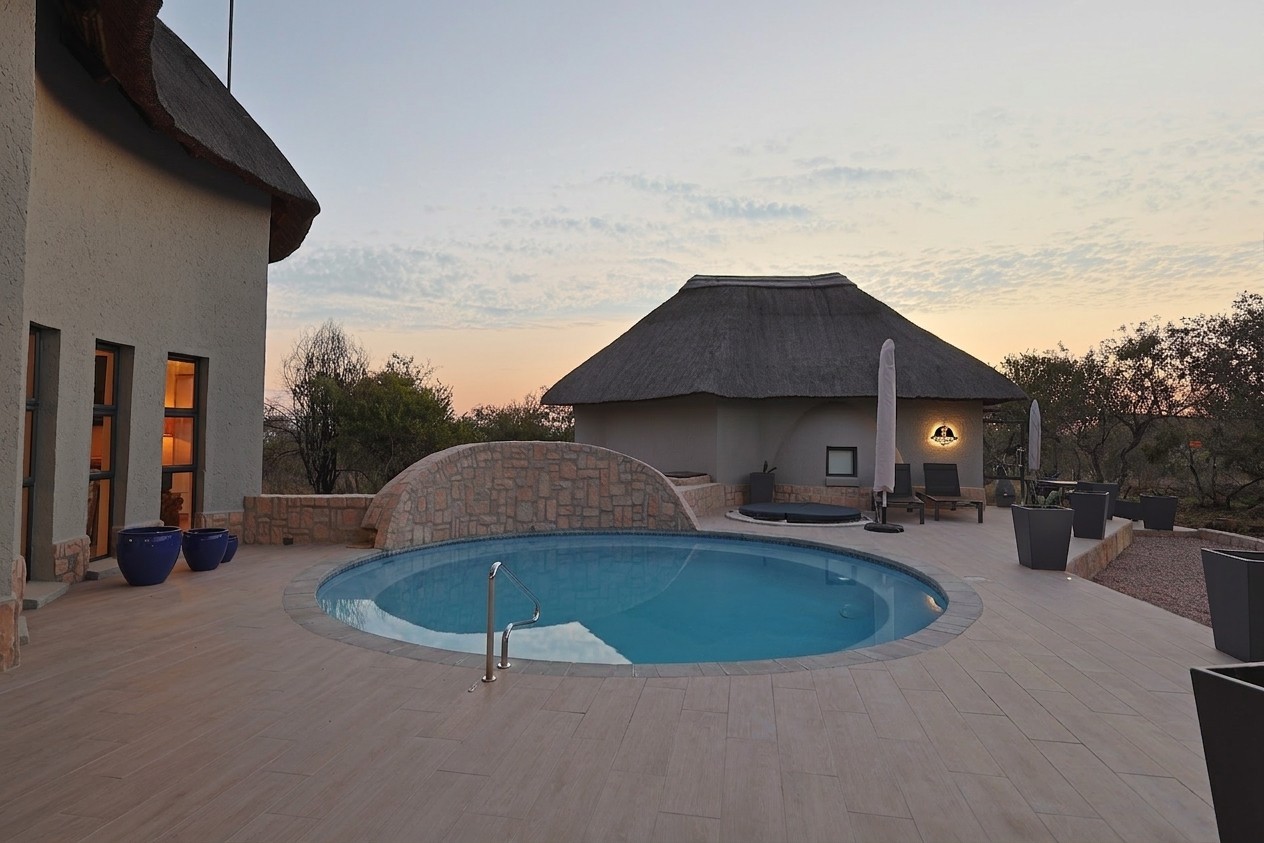 Mabalingwe - Cyferfontein - Four bedroom lodge - Furniture and Game viewer included