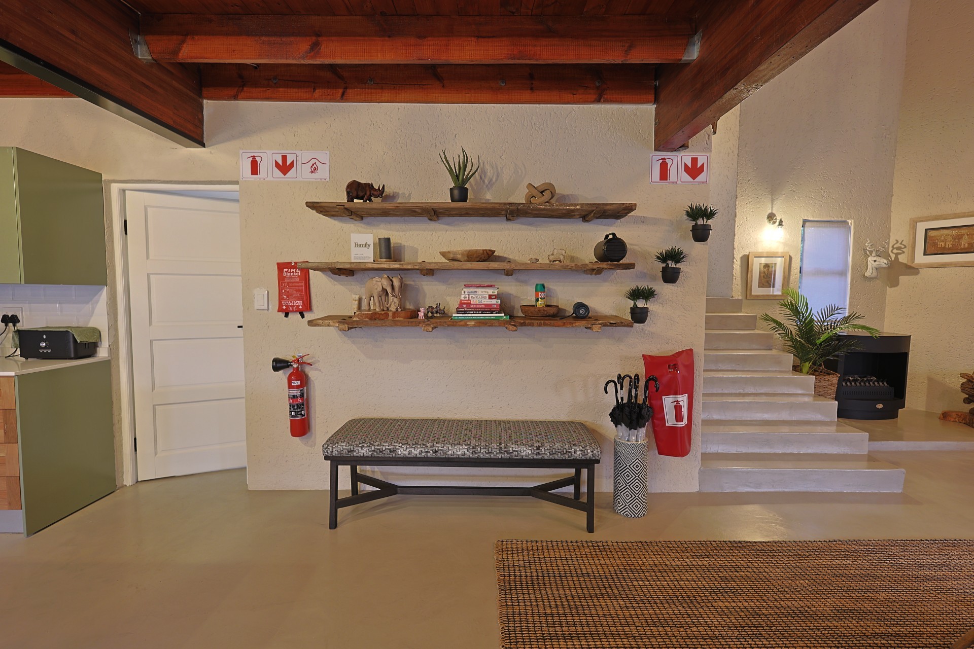 Mabalingwe - Cyferfontein - Four bedroom lodge - Furniture and Game viewer included