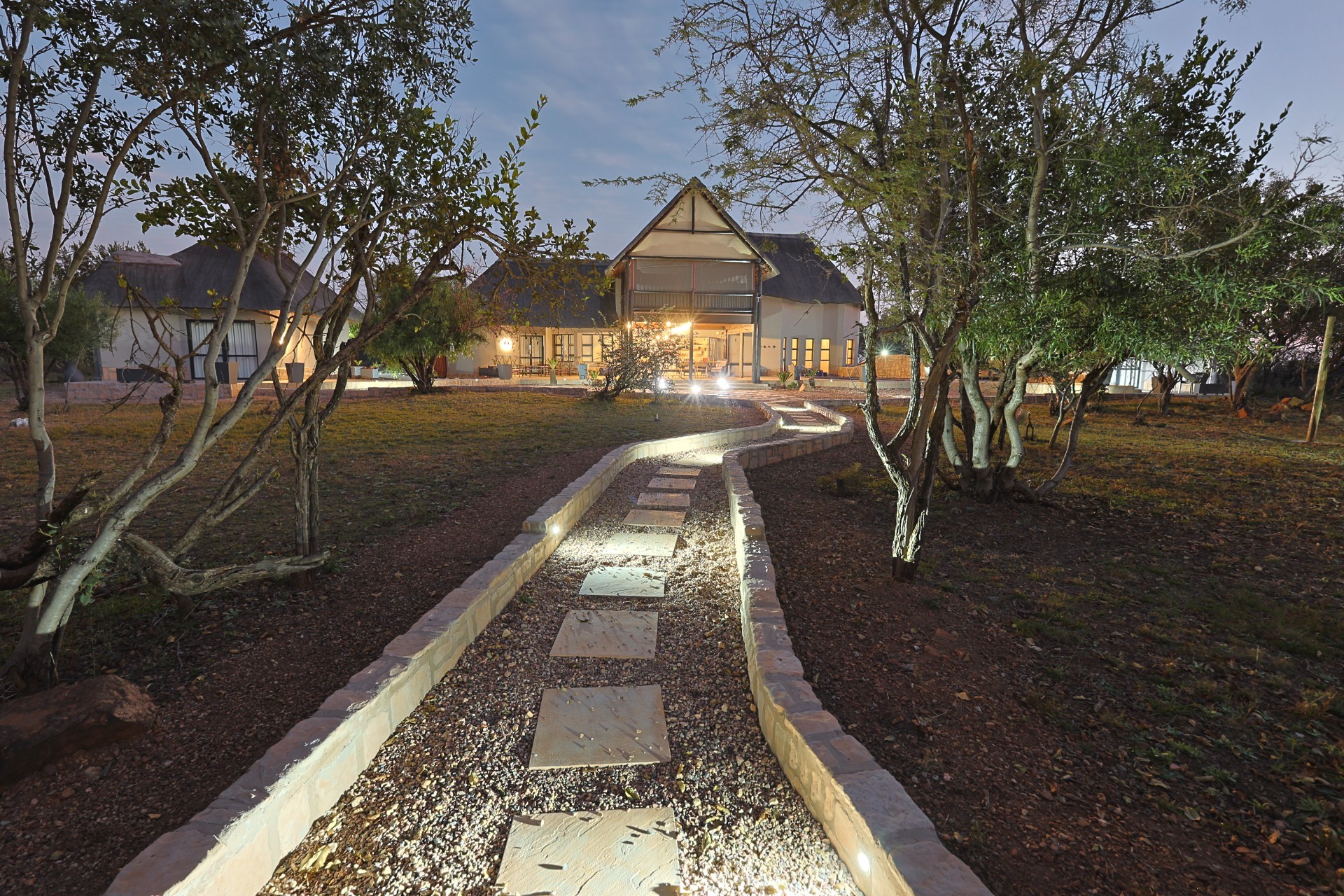 Mabalingwe - Cyferfontein - Four bedroom lodge - Furniture and Game viewer included