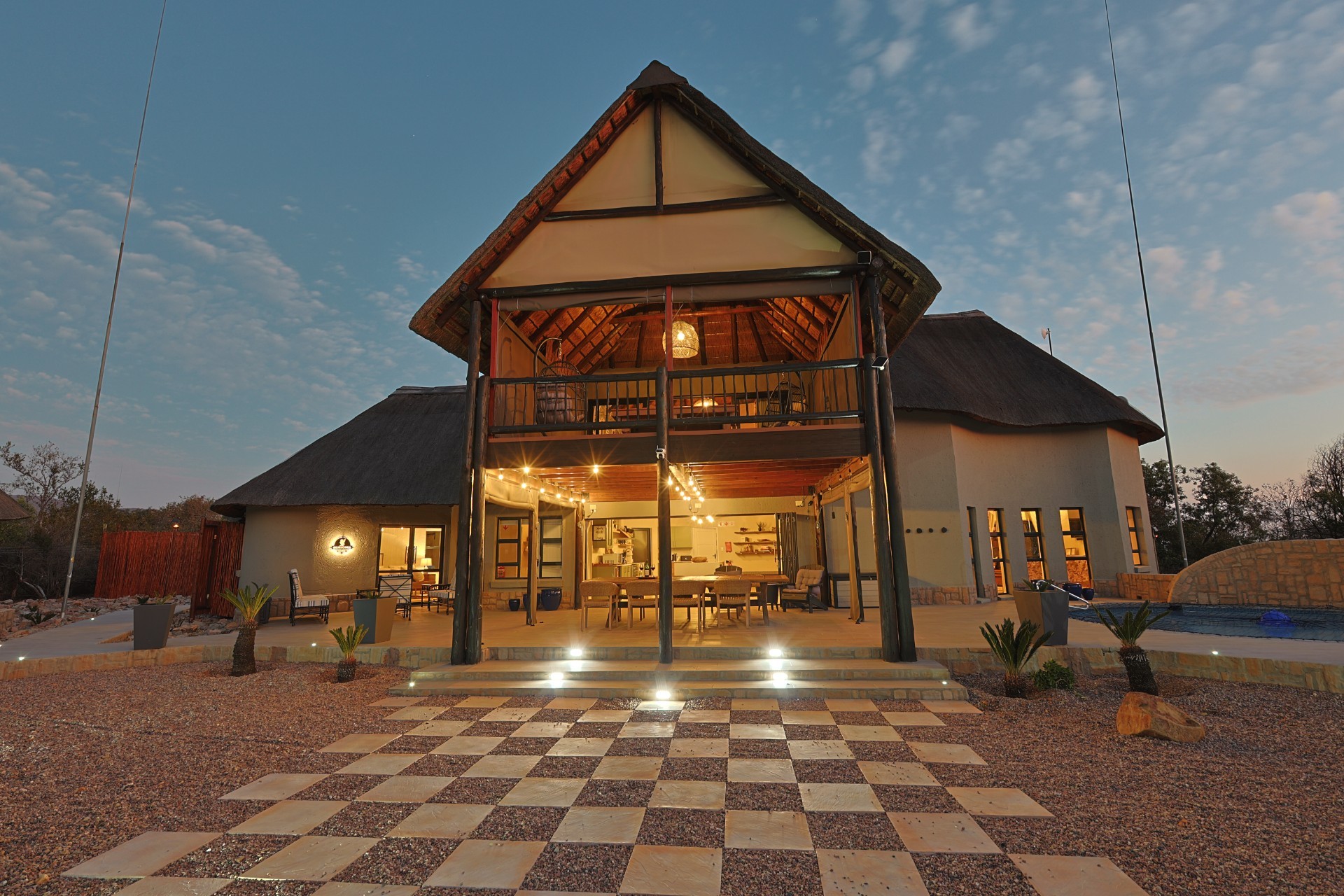 Mabalingwe - Cyferfontein - Four bedroom lodge - Furniture and Game viewer included