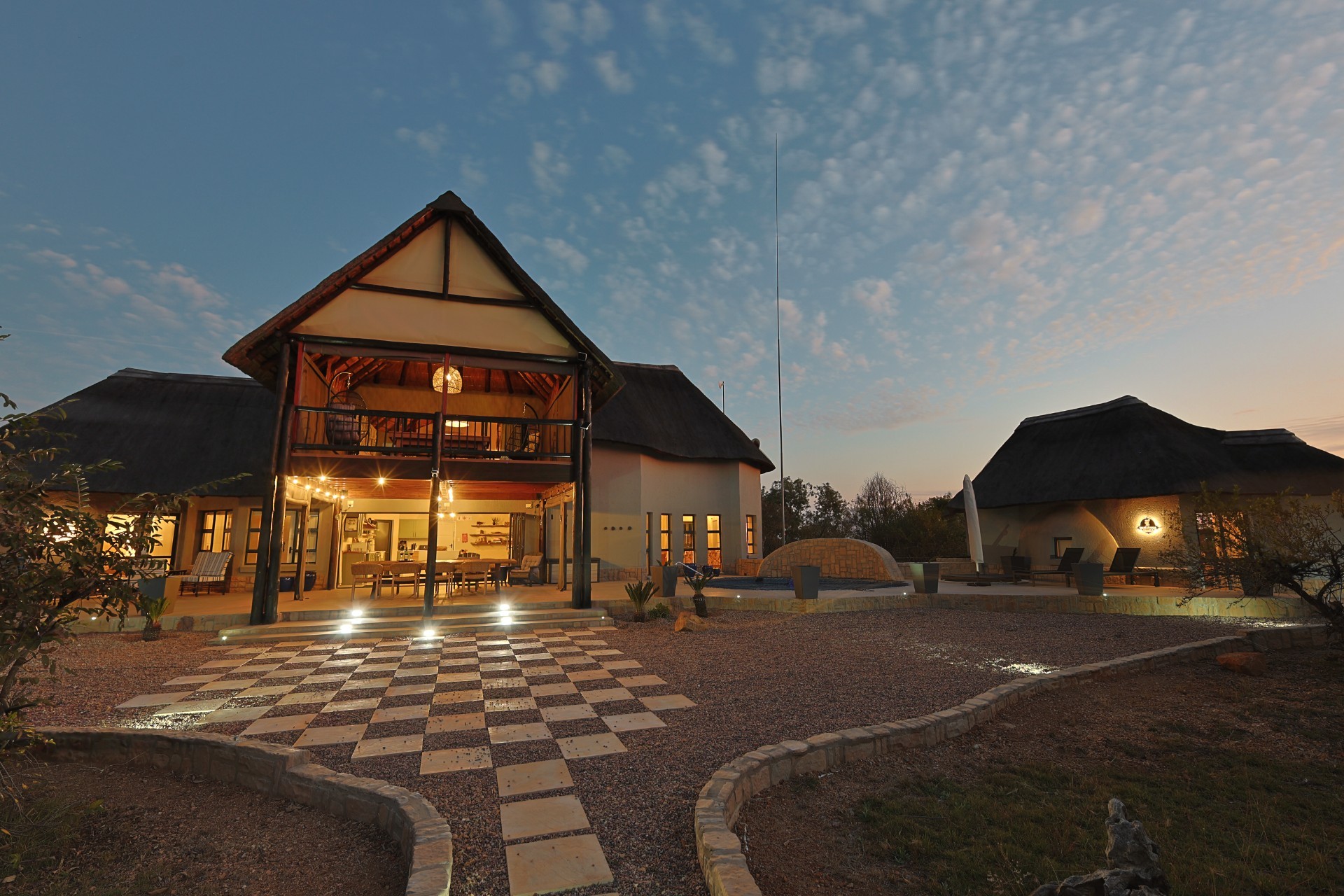 Mabalingwe - Cyferfontein - Four bedroom lodge - Furniture and Game viewer included
