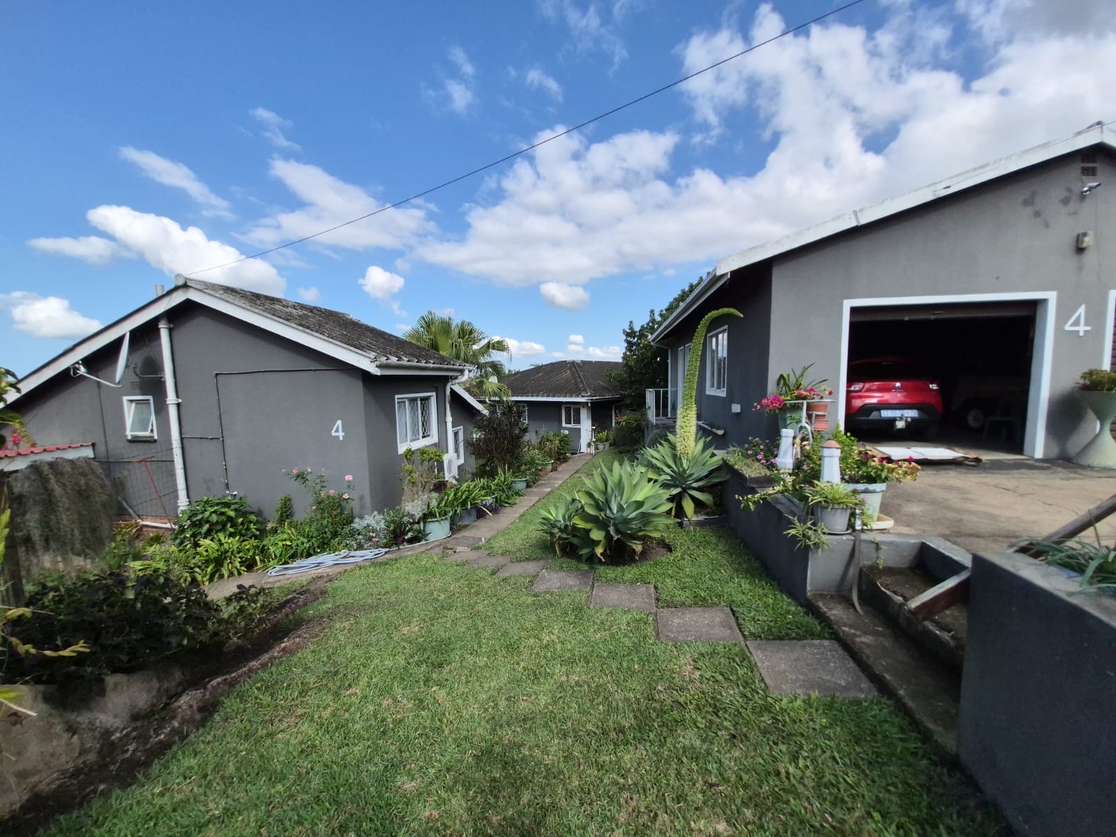 WELL-MAINTAINED PROPERTY WITH AN INCOME-GENERATING FLATLET