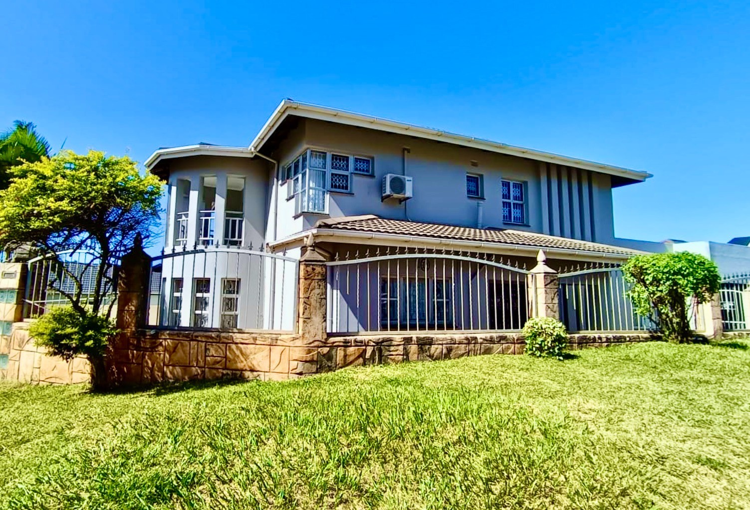Spacious 5 Bedroom Coastal House