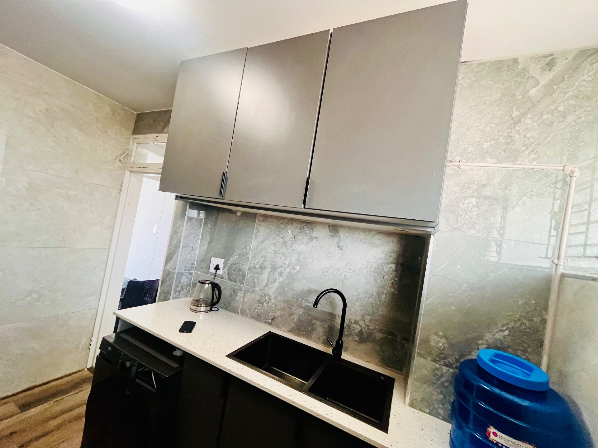 Newly renovated 2-bedroom flat in Davenport Mall