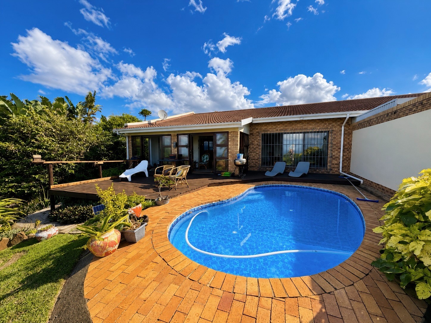 Elegant Sea View Townhouse with Private Pool and Spacious Garden