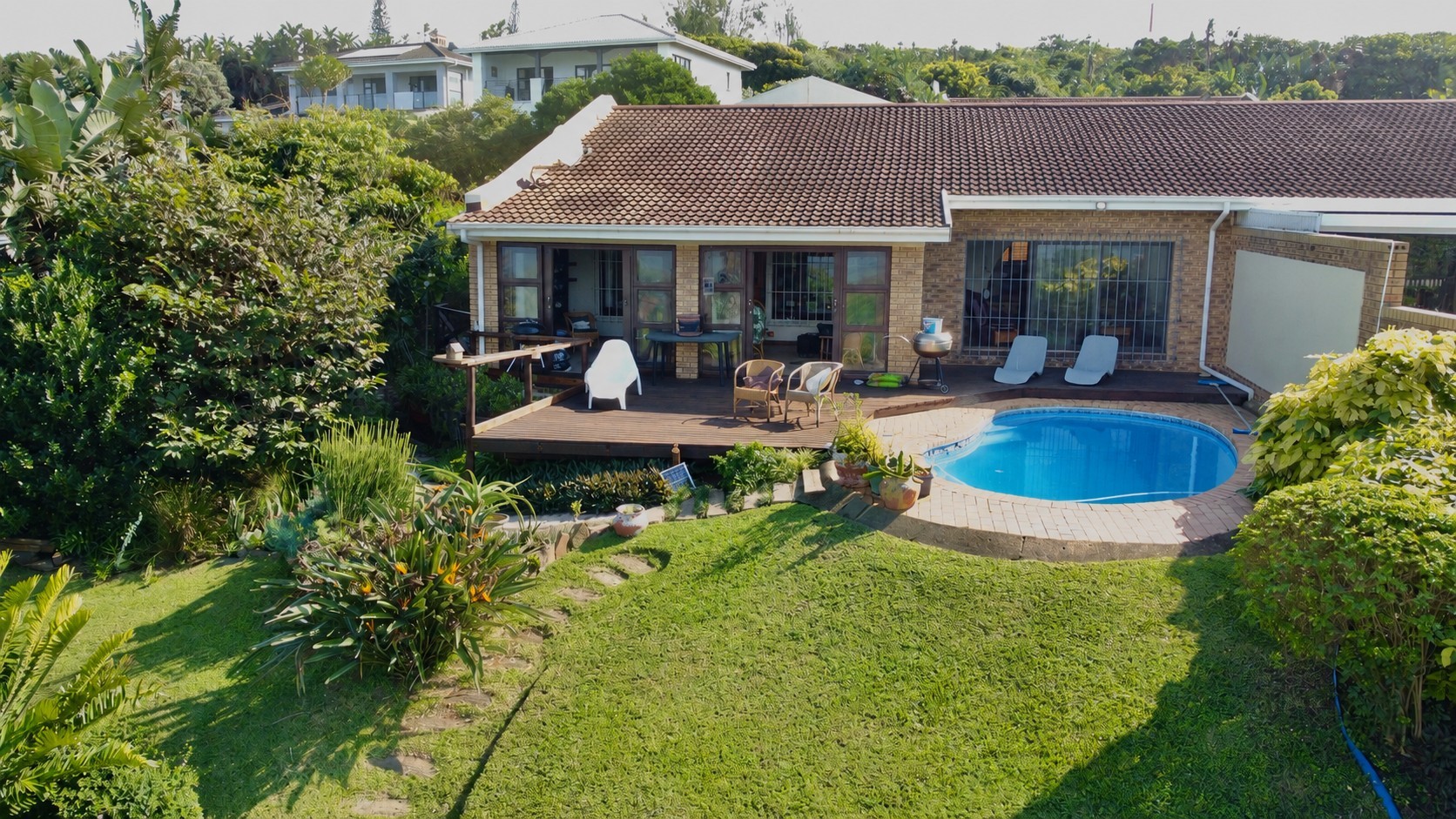Elegant Sea View Townhouse with Private Pool and Spacious Garden