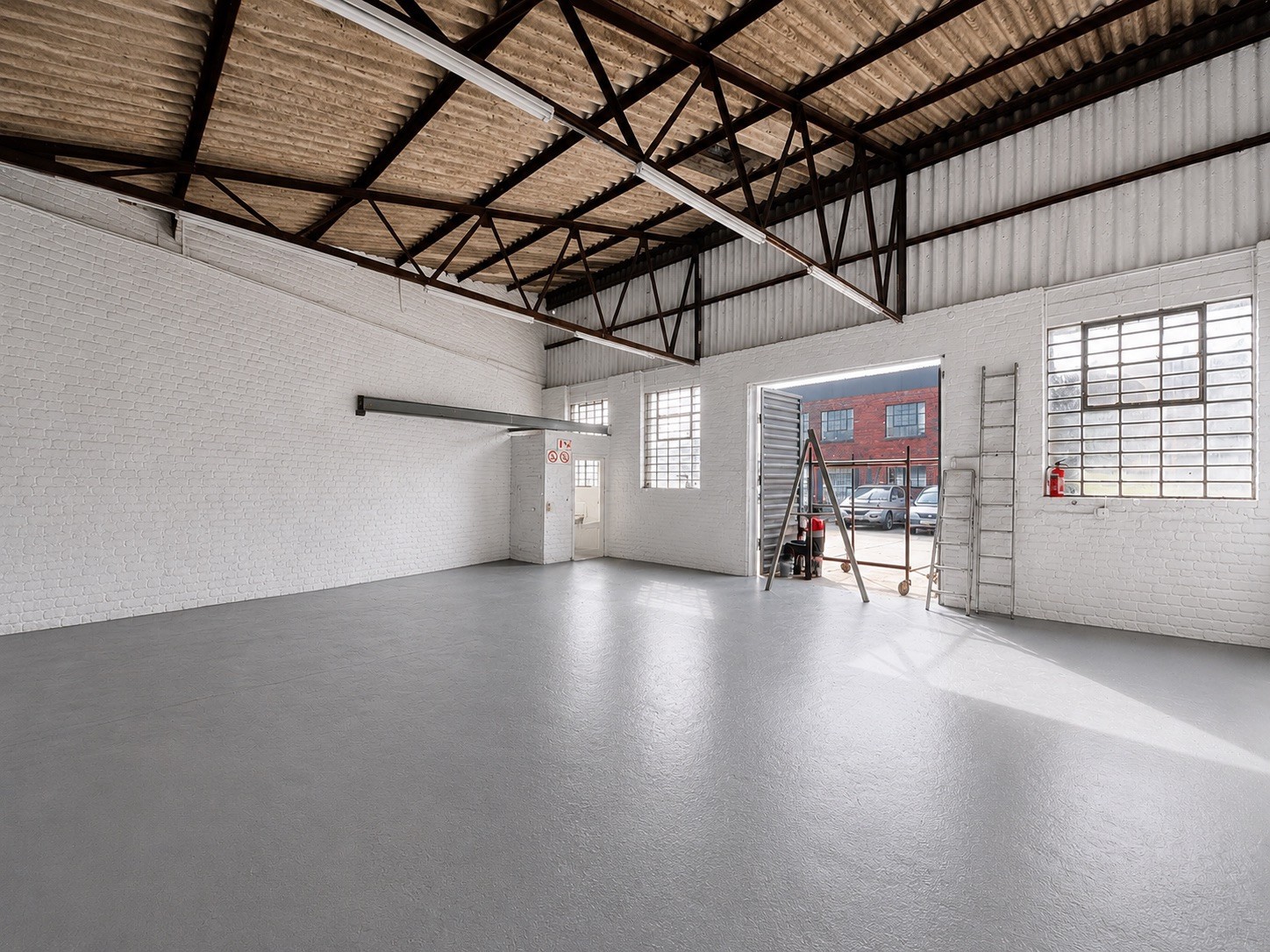 Versatile 163sqm Warehouse / Workshop To Let in Montague Gardens