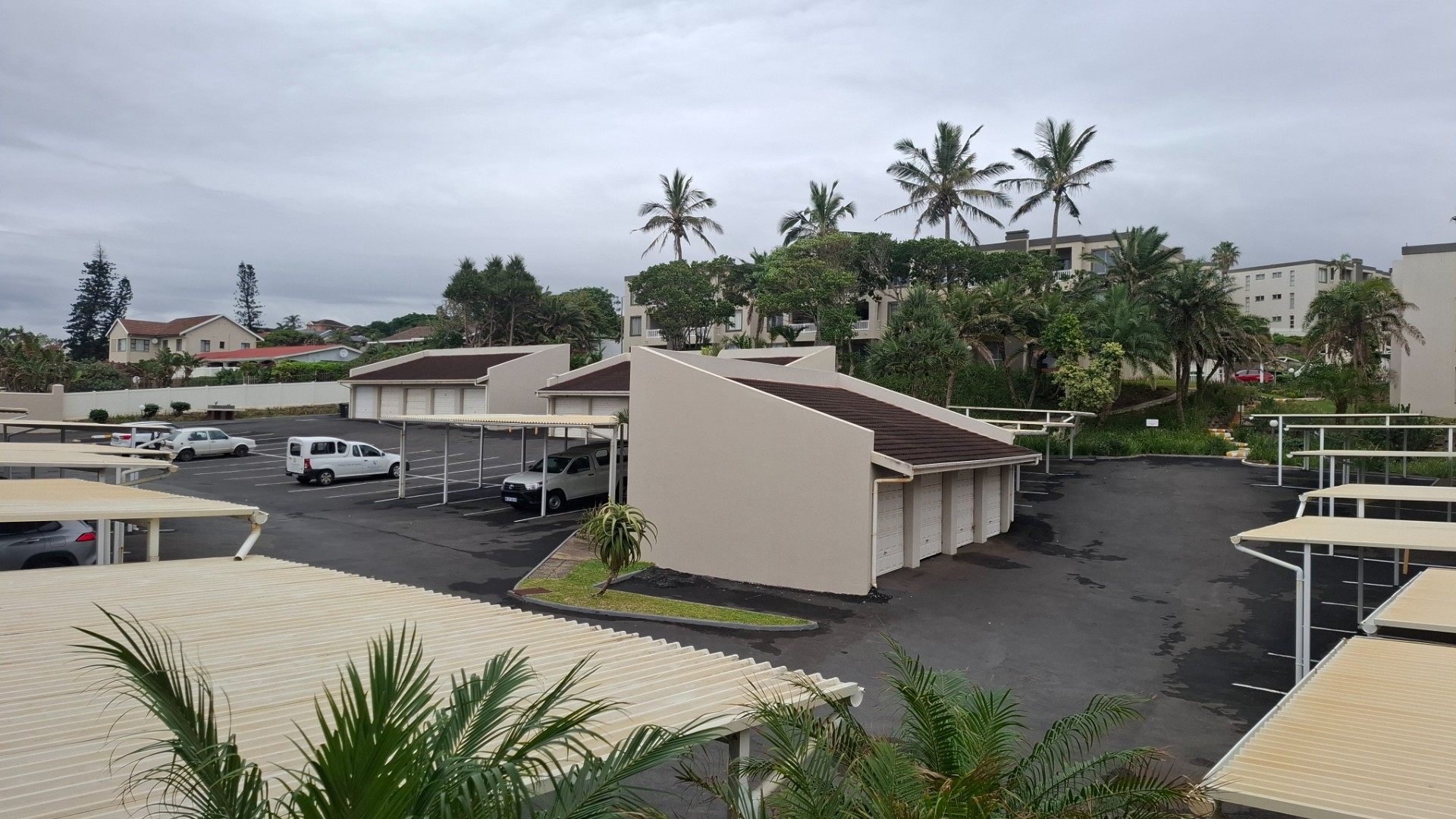 UVONGO STUNNING FULLY FURNISHED BEACHFRONT APARTMENT WITH AMAZING SEAVIEWS FOR SALE , UVONGO BEACH