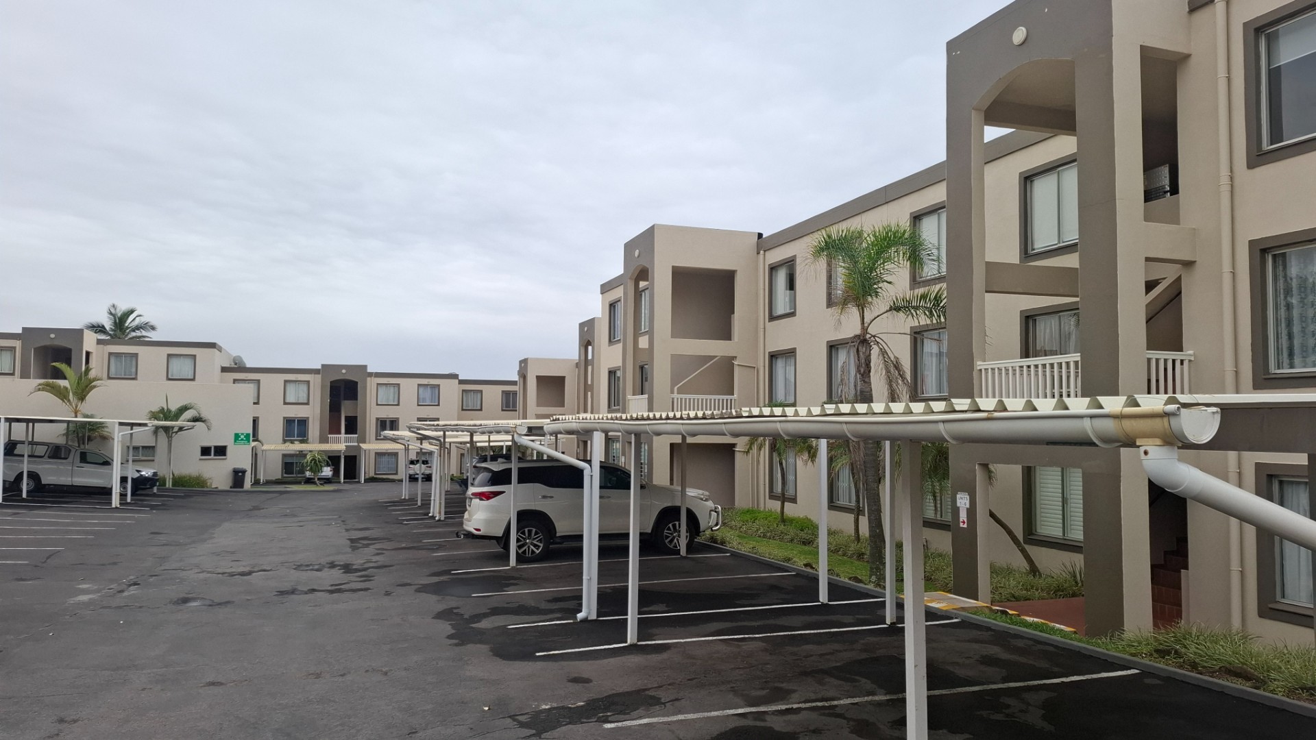 UVONGO STUNNING FULLY FURNISHED BEACHFRONT APARTMENT WITH AMAZING SEAVIEWS FOR SALE , UVONGO BEACH