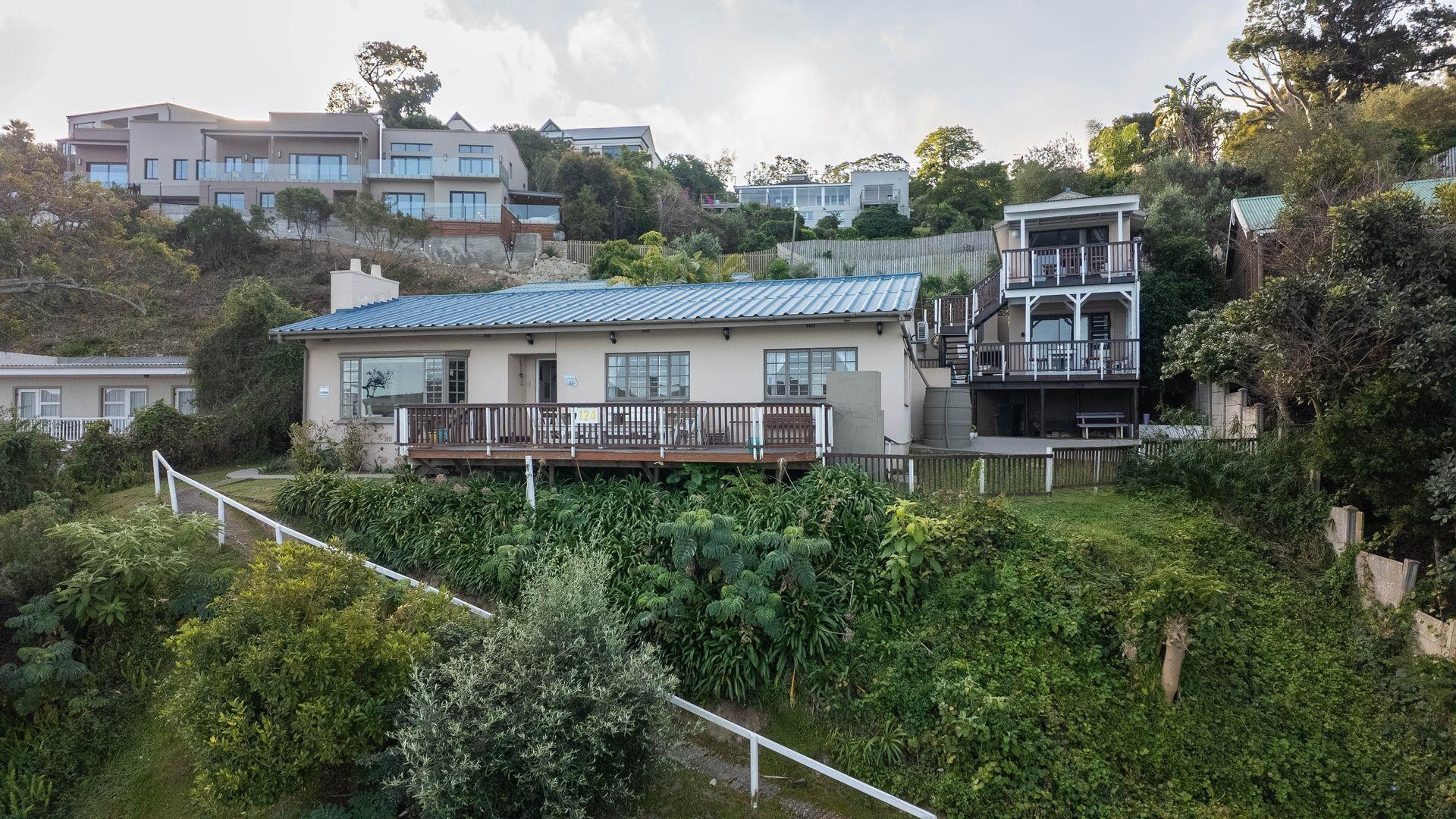 A house for sal in Knysna, has an income with 2 apartments attached, being rented as holiday rentals