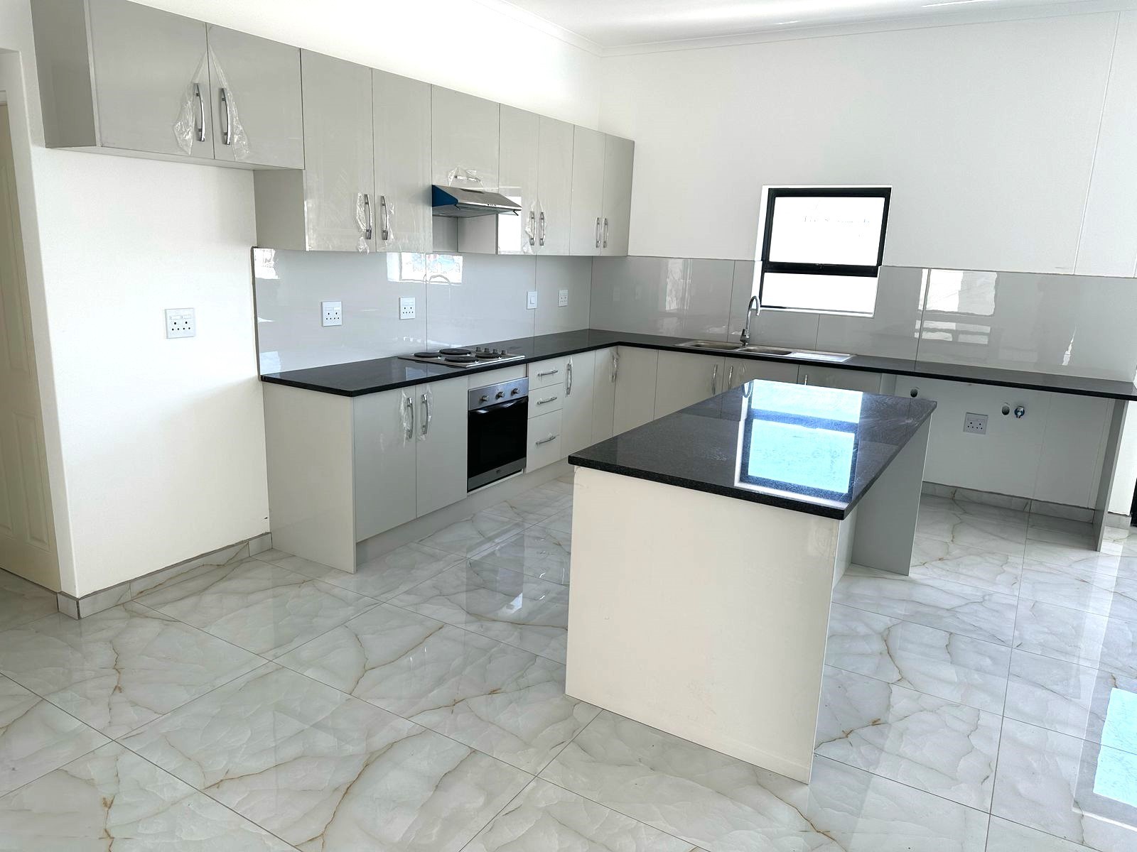 Neat modern 4 bedroom home to rent : Laguna Sands: Langebaan