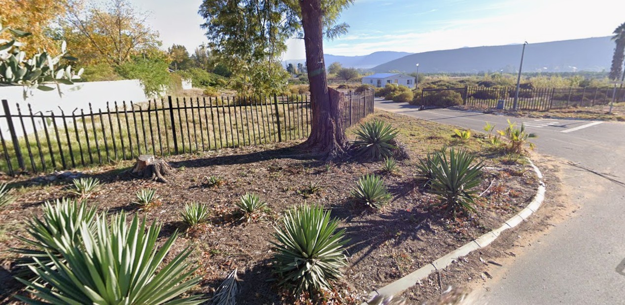 5 vacant plots in fully walled area with gate in Clanwilliam