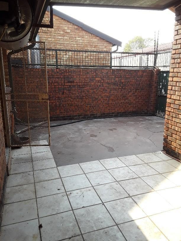 Spacious 2-Bedroom Apartment with Private Courtyard in Delmas