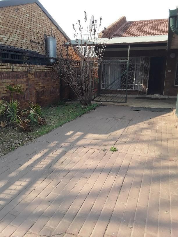 Spacious 2-Bedroom Apartment with Private Courtyard in Delmas