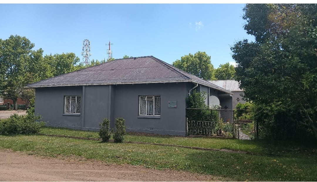 Large Corner Stand with Endless Potential in Barkly East